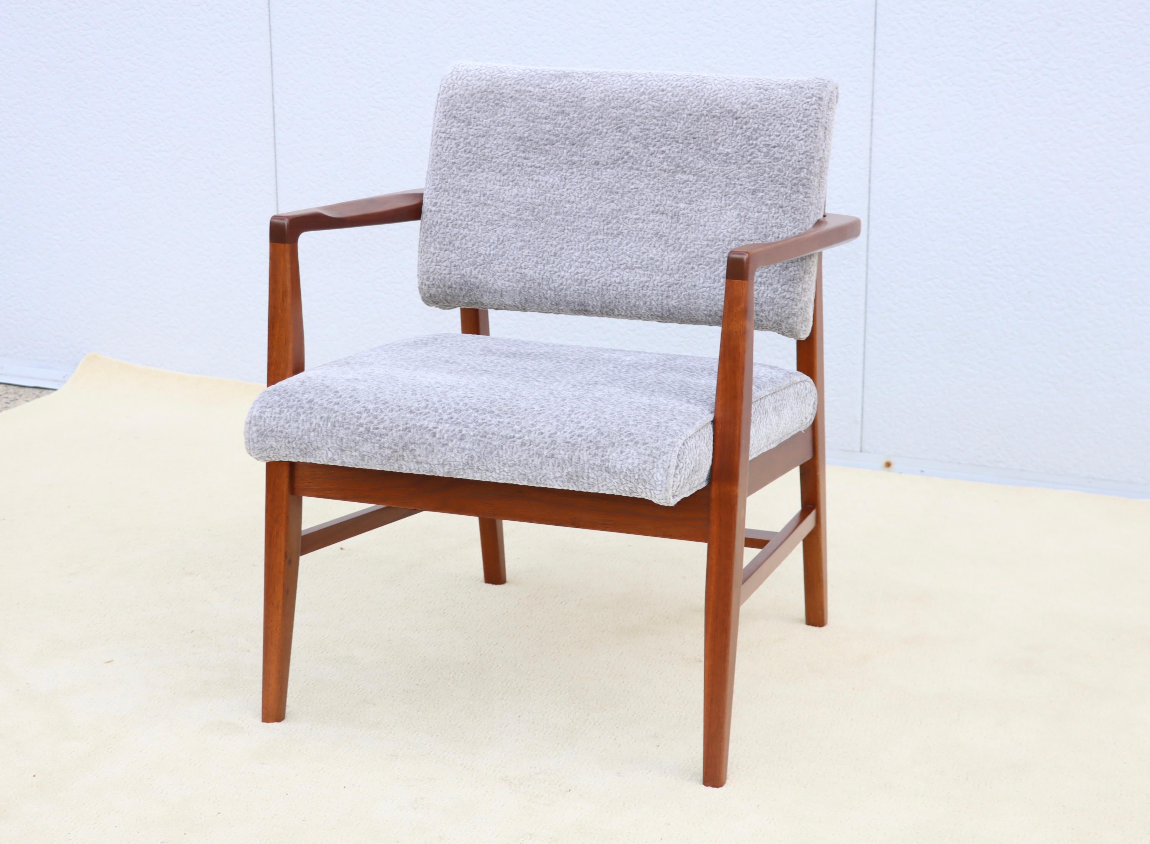 1960's Jens Risom Walnut Desk chair In Good Condition For Sale In New York, NY