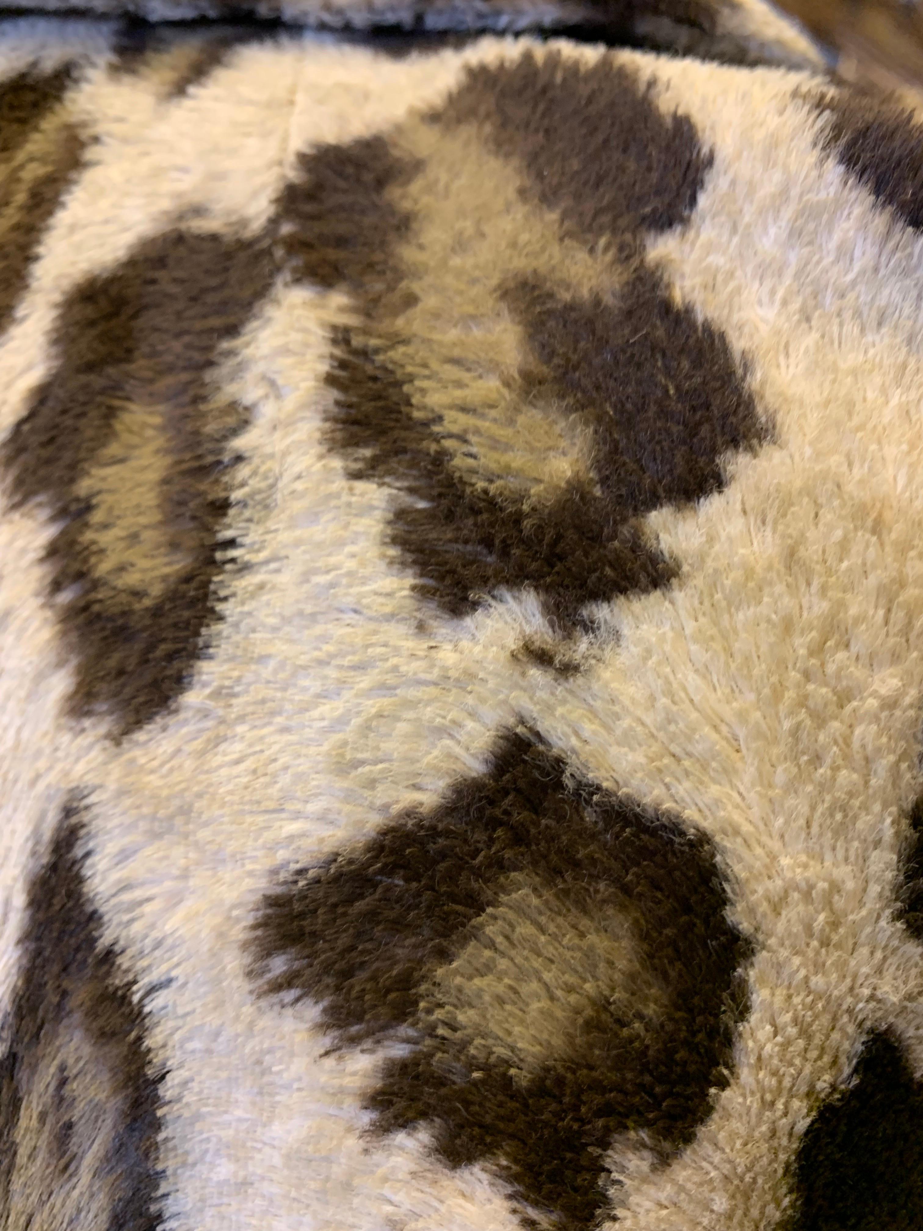 Jerry Silverman - Robe manteau boutonné en fausse fourrure léopard, années 1960 en vente 12