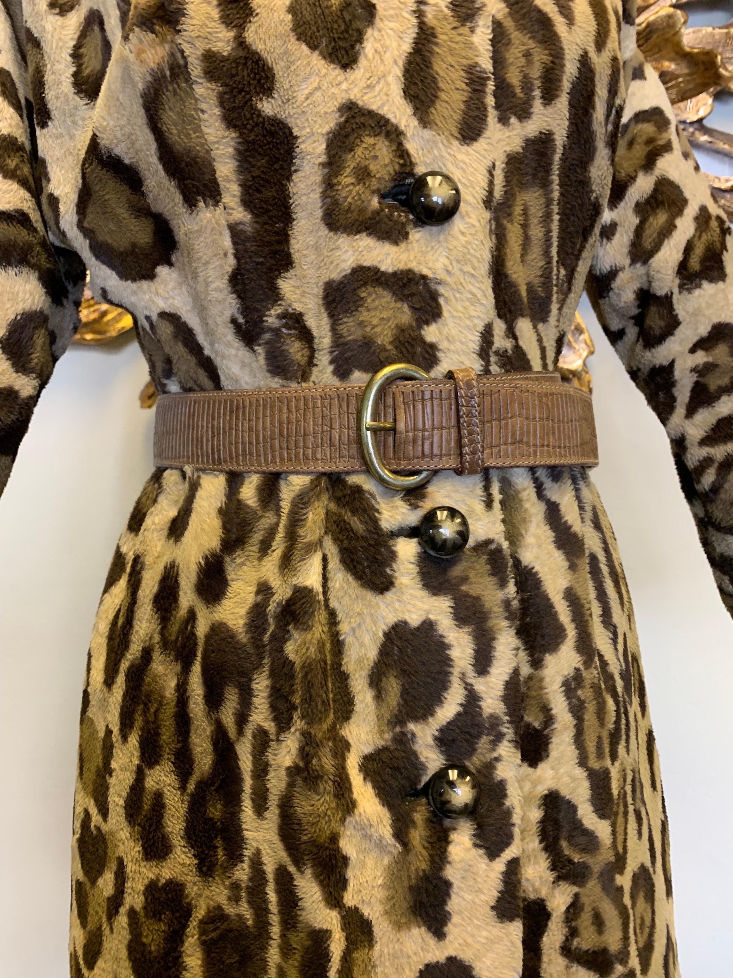 Jerry Silverman - Robe manteau boutonné en fausse fourrure léopard, années 1960 Pour femmes en vente