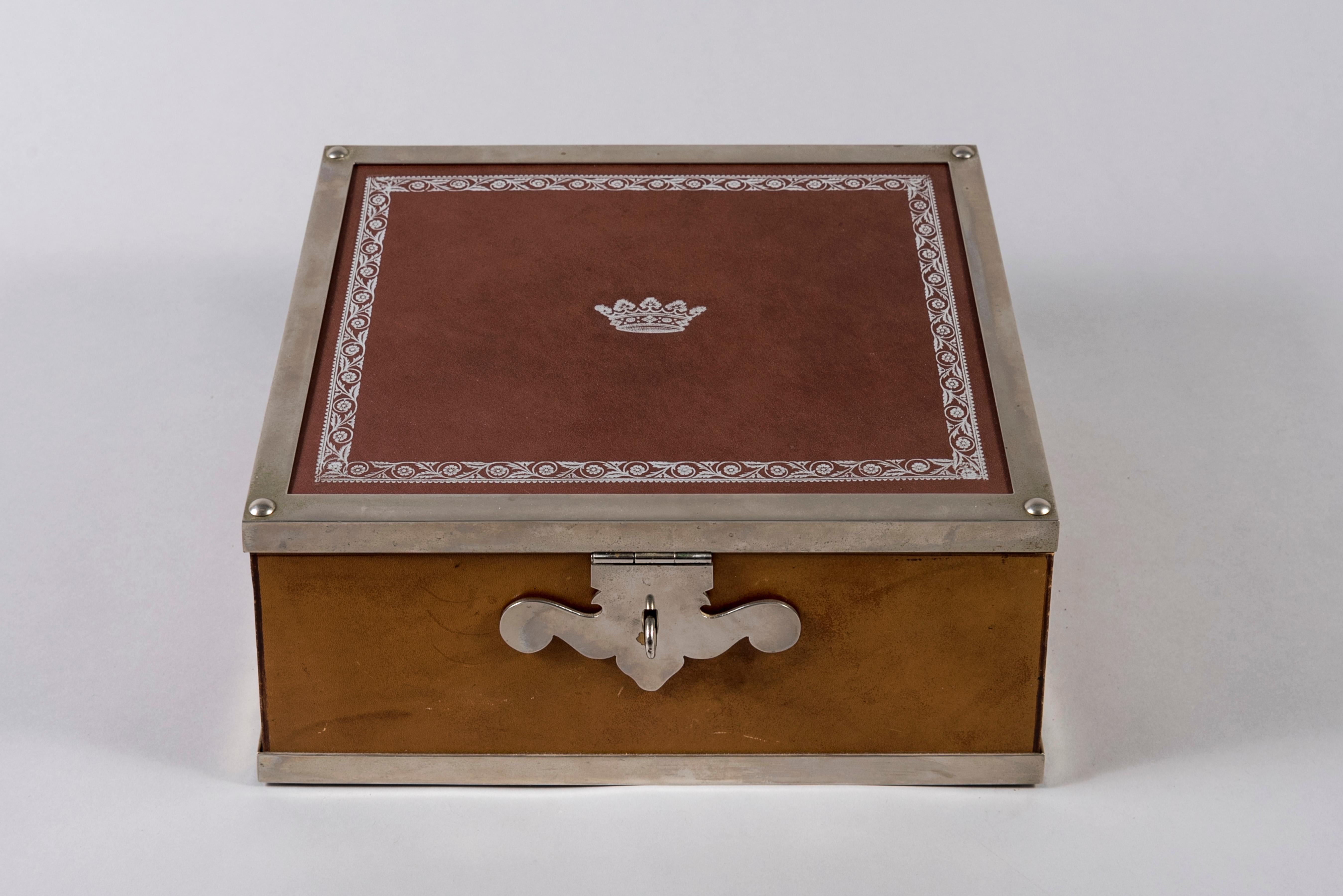 Very nice jewelry boxe in the style of the XIX century
Leather and silvered brass a nice crown in the center of the cover
Nice vintage condition