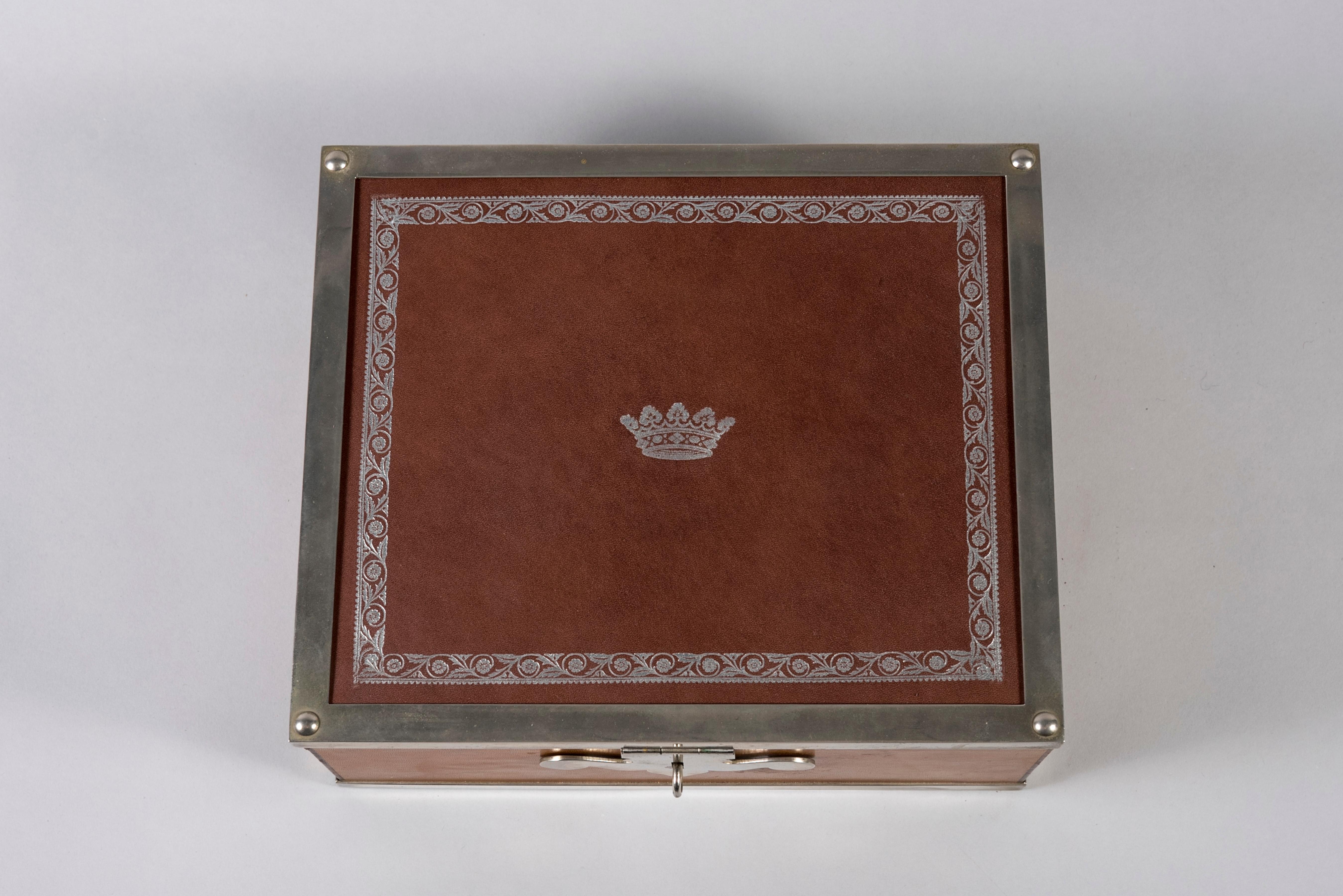 Européen Boîte à bijoux des années 1960 en cuir et en cuir  Laiton argenté avec une couronne en vente