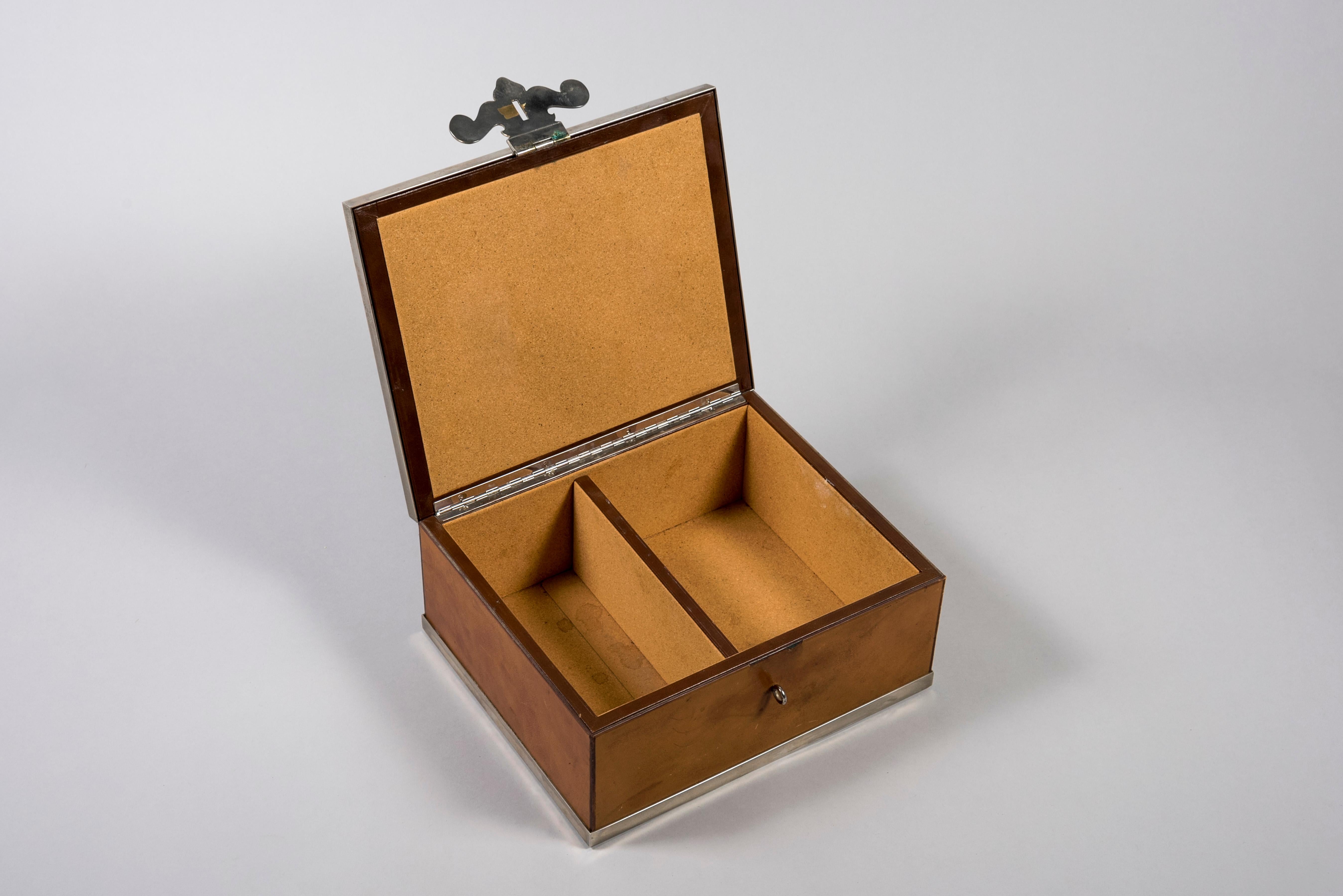 Milieu du XXe siècle Boîte à bijoux des années 1960 en cuir et en cuir  Laiton argenté avec une couronne en vente