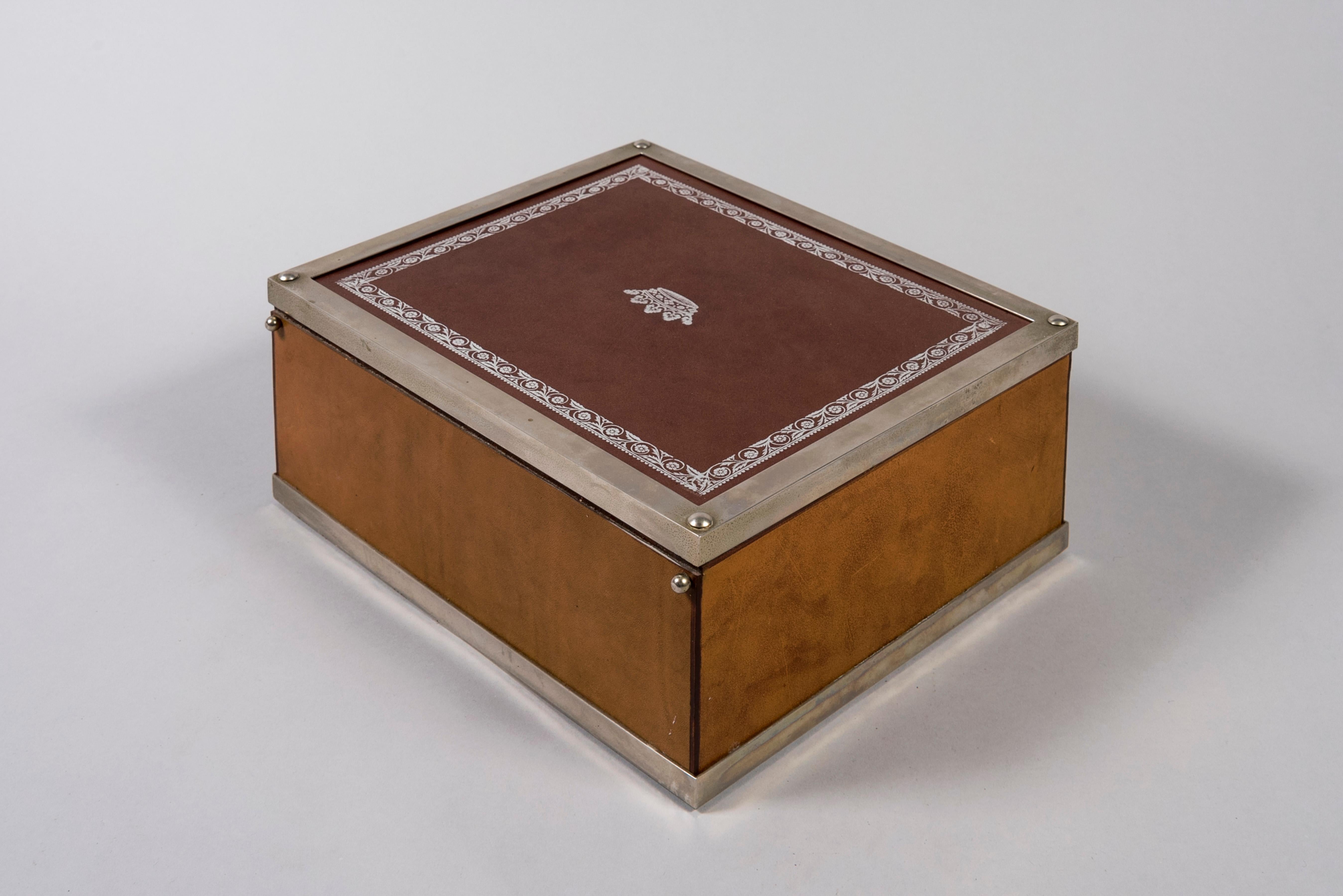 Boîte à bijoux des années 1960 en cuir et en cuir  Laiton argenté avec une couronne en vente 1