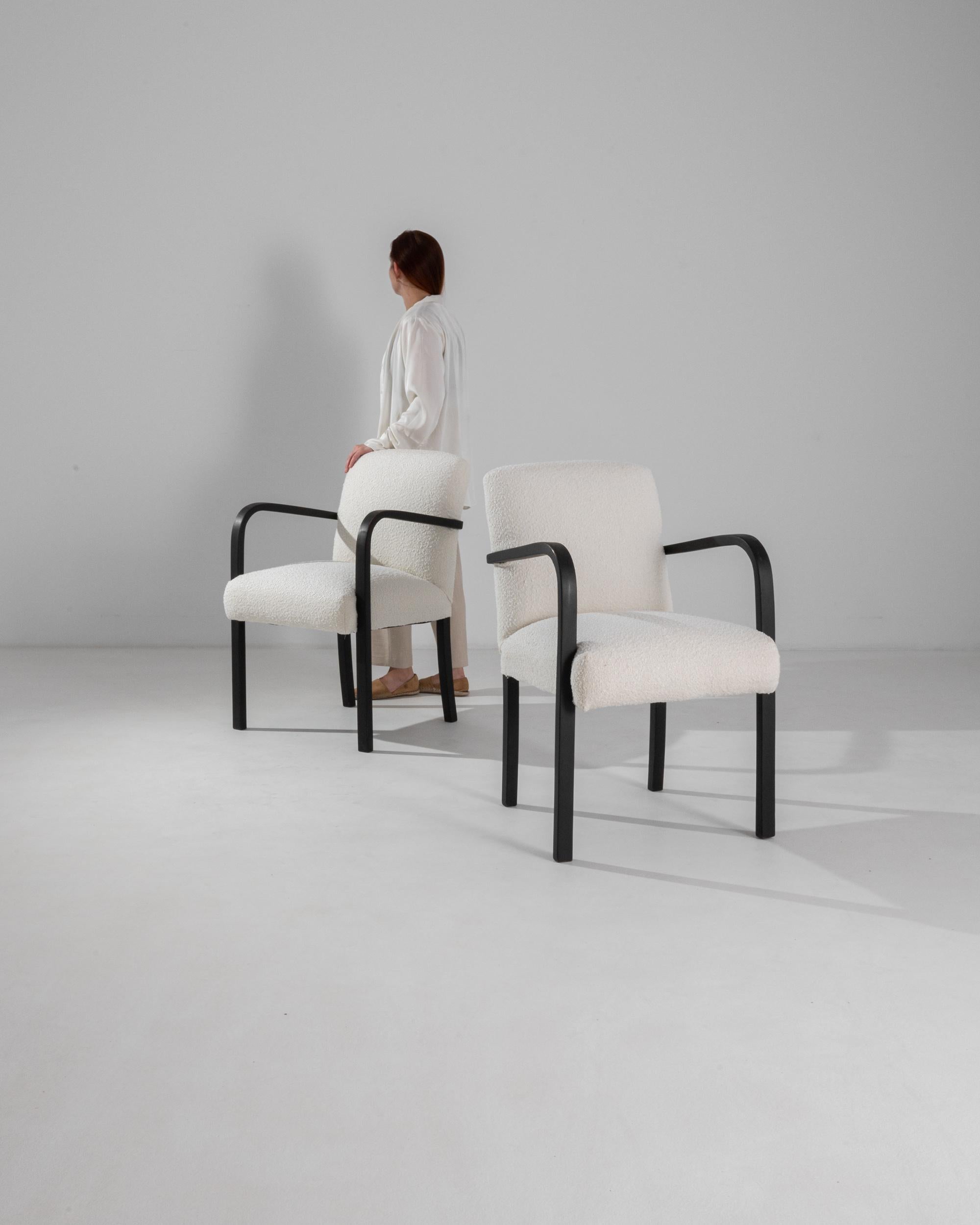 Rappels élégants de l'époque unique du modernisme d'Europe centrale, ces fauteuils, fabriqués dans les années 1960, conservent une fraîcheur contemporaine. Remis à neuf dans notre atelier avec un rembourrage en boucle blanc, la texture chinée