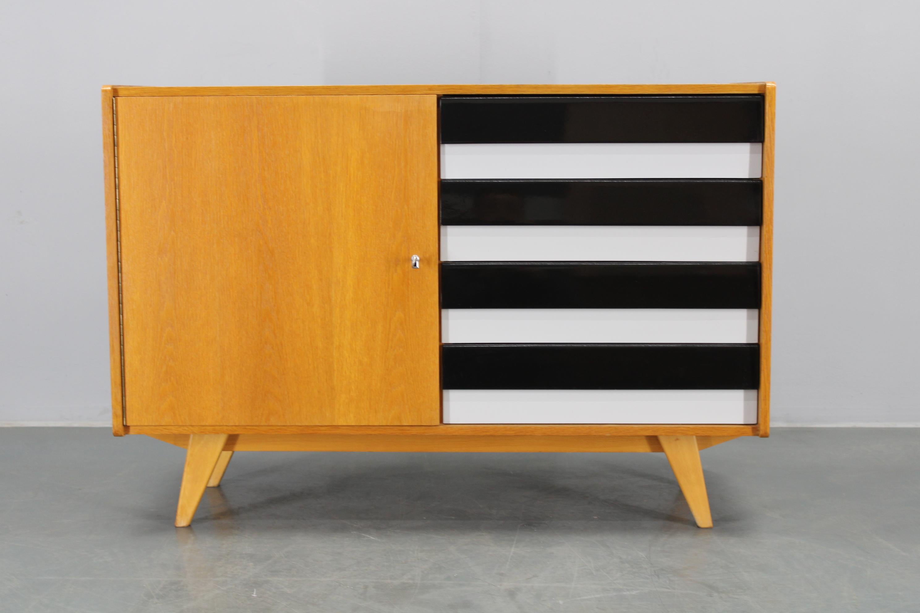  - good/very good  original condition with minor signs of use  