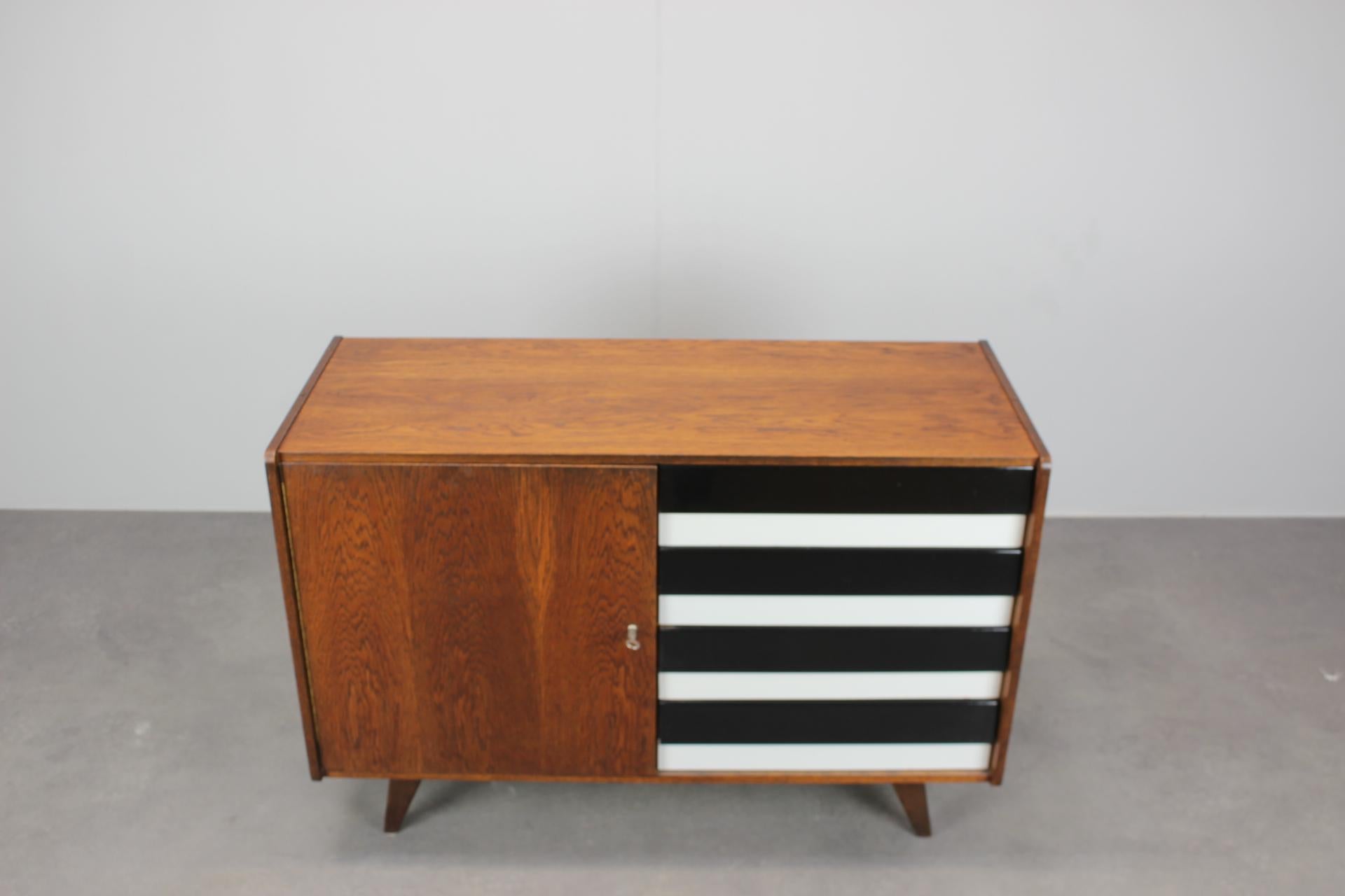 - Ristrutturato con cura 
- Piccoli segni d'uso
- Comodino in legno con cassetti progettato da Jiri Jiroutek,  prodotto in Cecoslovacchia negli anni '60.
- Realizzato in Oak e plastica.
- Completamente funzionante, 