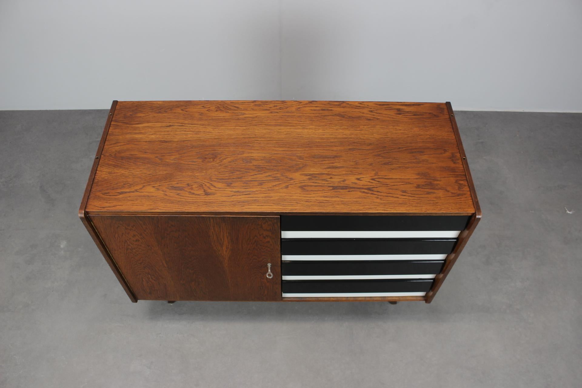 Mid-Century moderno Cassettiera in Oak Oak di Jiri Jiroutek del 1960, Cecoslovacchia in vendita