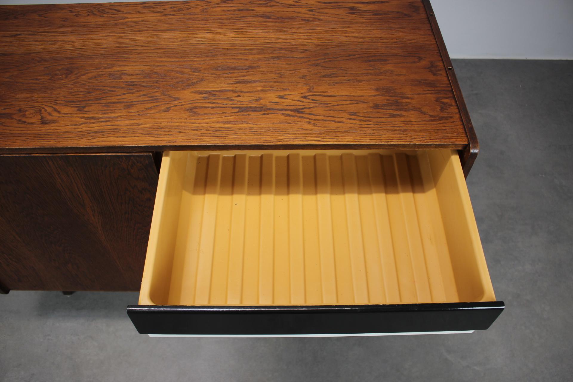 Cassettiera in Oak Oak di Jiri Jiroutek del 1960, Cecoslovacchia in vendita 3