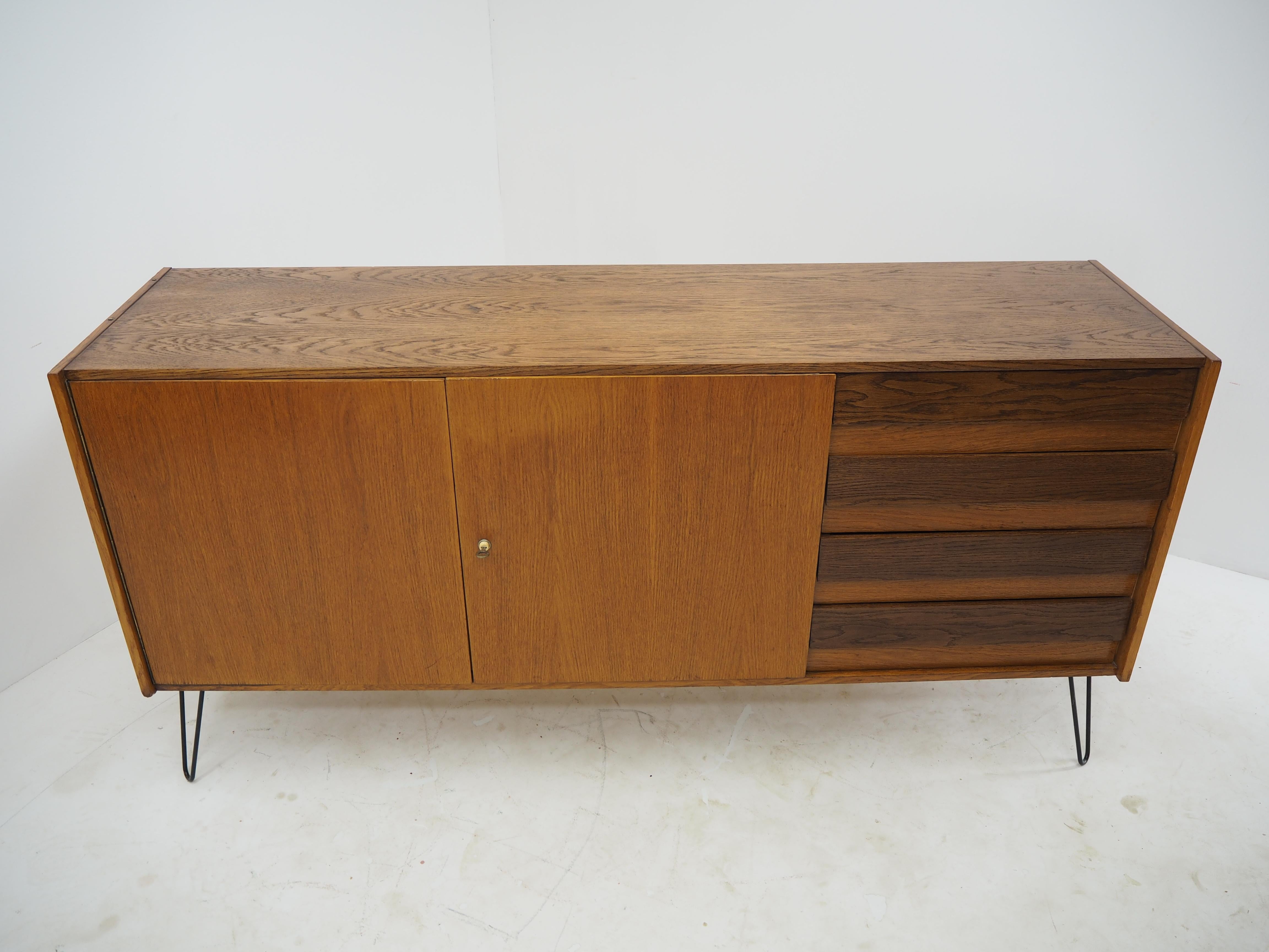 1960er Jiri Jiroutek Upcycled Sideboard, Tschechoslowakei (Holz) im Angebot