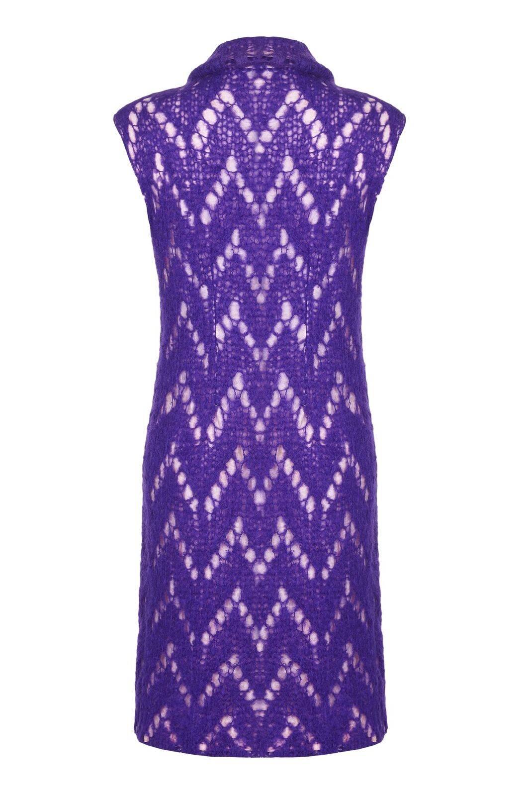 Questo insolito abito in maglia di lana viola della boutique italiana Jo Giovanni, risalente agli anni '60, presenta caratteristiche di design sorprendenti e sarebbe un meraviglioso capo d'abbigliamento invernale! L'abito è senza maniche, con spalle