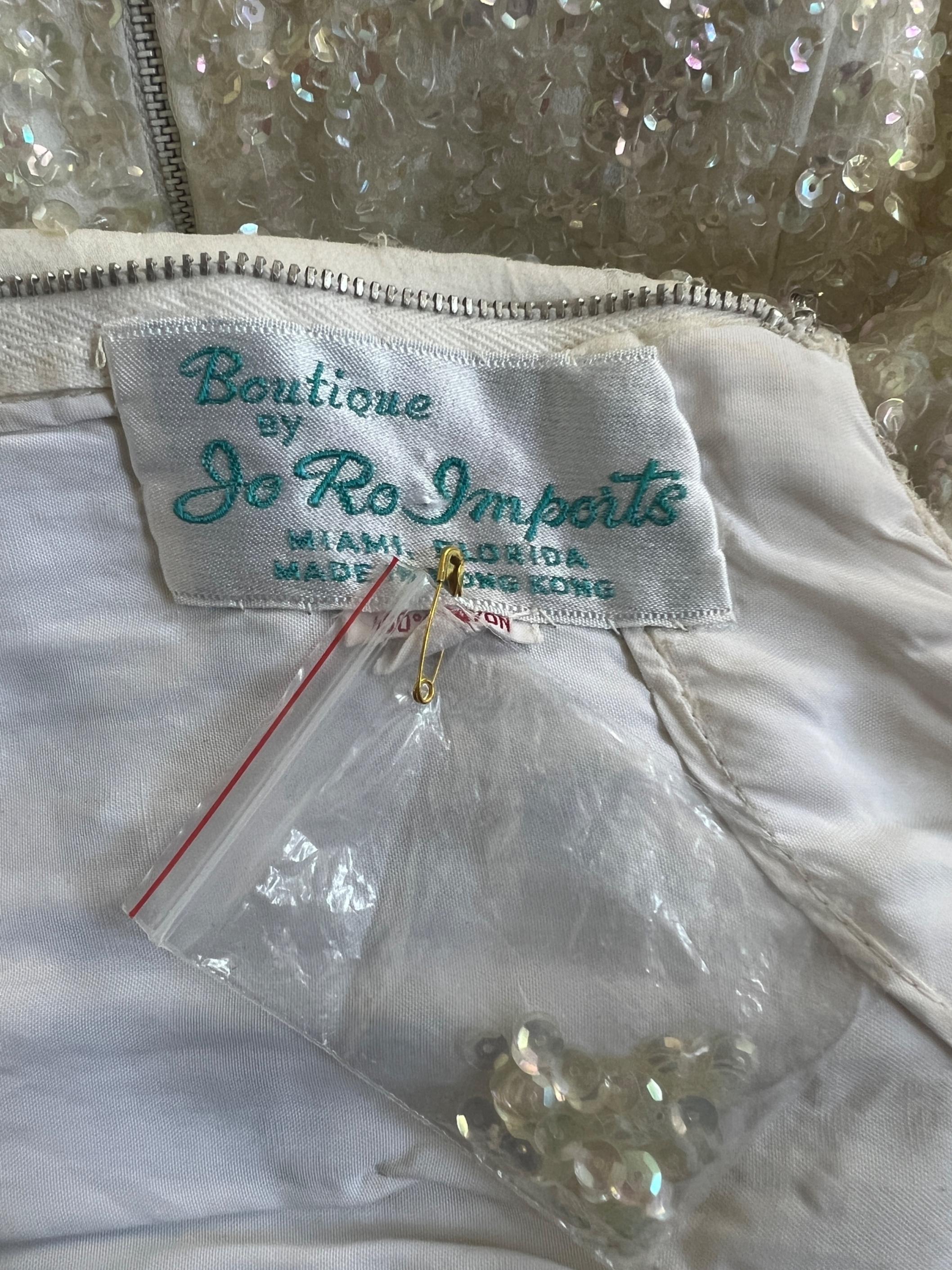 1960er Jo Ro Imports Blaues und cremefarbenes Pailletten-Shift-Kleid Damen im Angebot