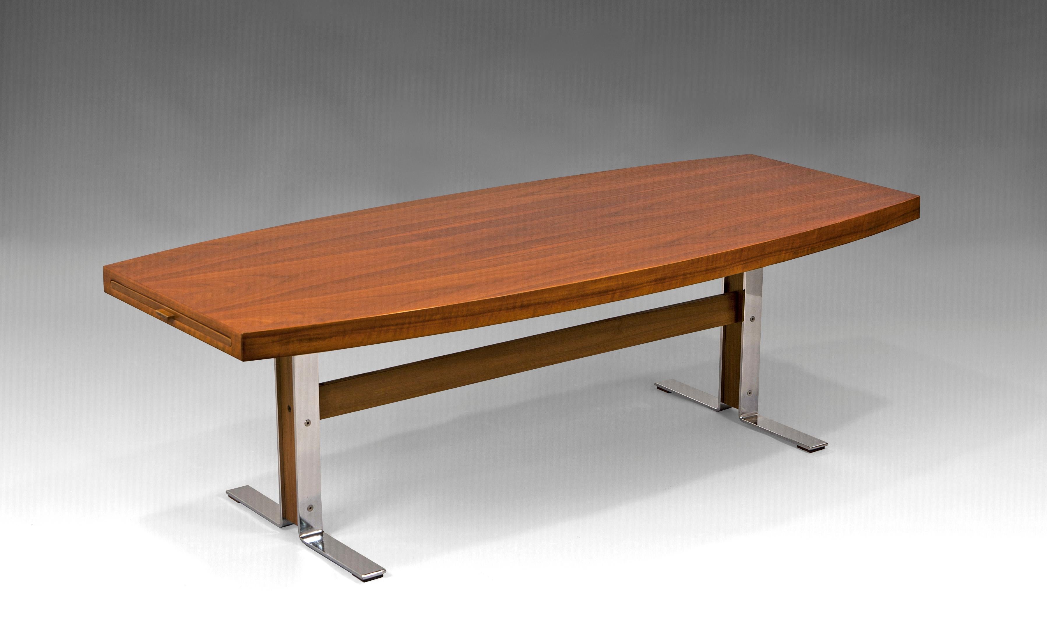 Table basse conçue par Johannes Andersen pour Tresum. Suède, années 1960. Bois de teck avec stratifié formica et détails métalliques. 
Excellent état, entièrement restauré.
 