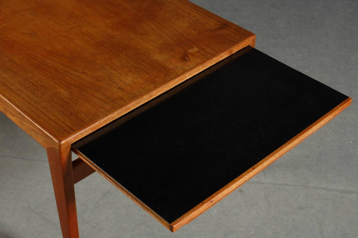 1960s Fully Restored  and Refinished Danish Johannes Andersen Teak Coffee Table In Good Condition For Sale In Knebel, DK