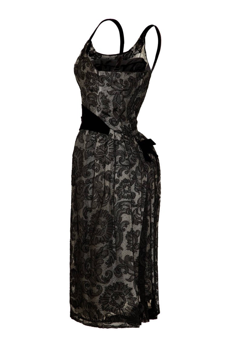 Noir John Cavanagh - Robe de cocktail haute couture en dentelle et velours noir, années 1960 en vente