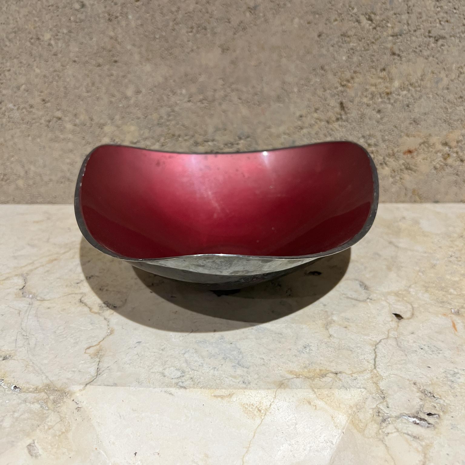 John Prip pour Reed & Barton
Bol triangulaire rouge rubis Plaqué argent
Estampillé en dessous
2.5. H x 7 diamètre
Vintage By non restauré patine présente.
Non neuf, veuillez vous attendre à des signes d'usure vintage.
Se référer aux images