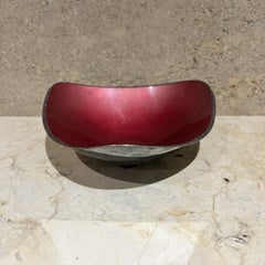 Ciotola organica con smalto rosso e argentatura di John Prip per Reed & Barton del 1960