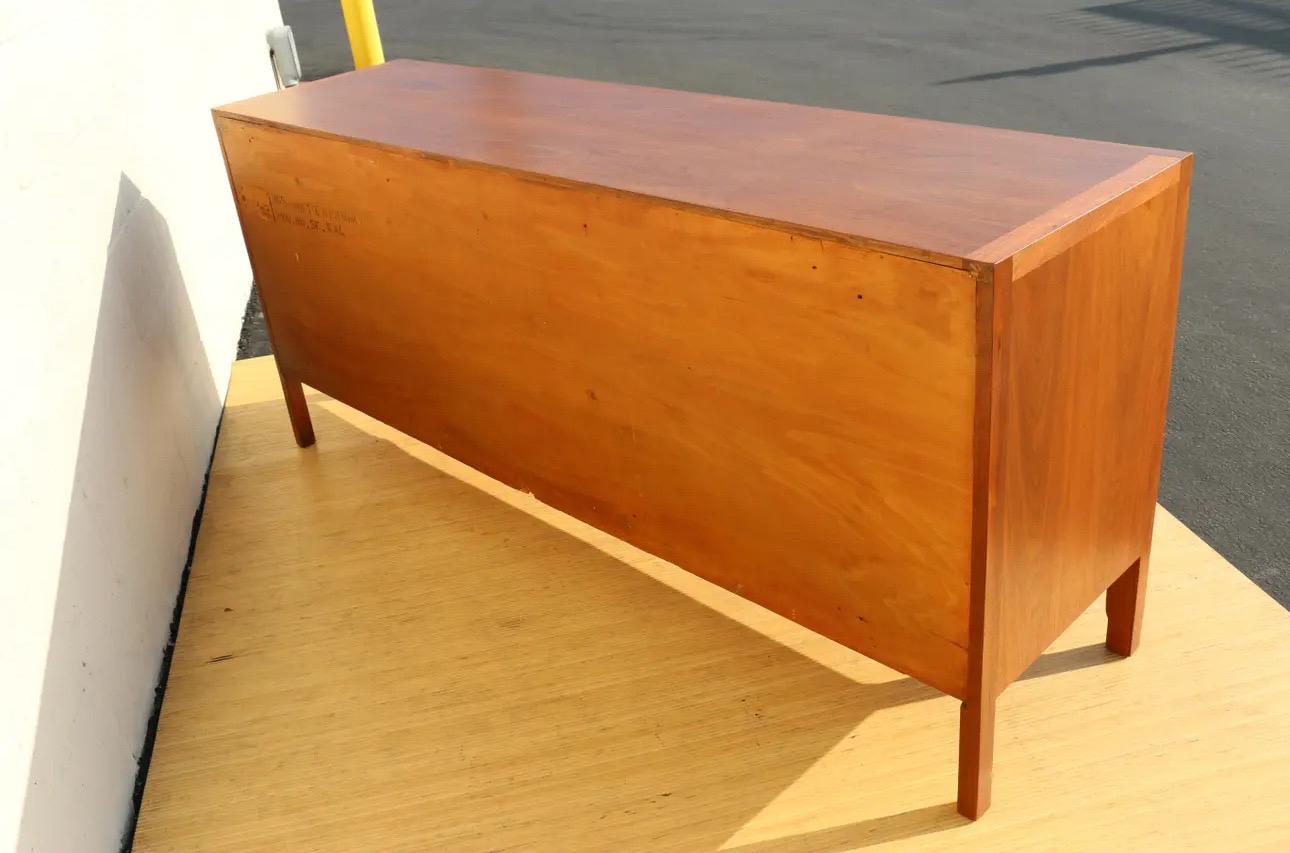 Comò a 14 cassetti in noce della Collection John's 1960 Stuart in vendita 4