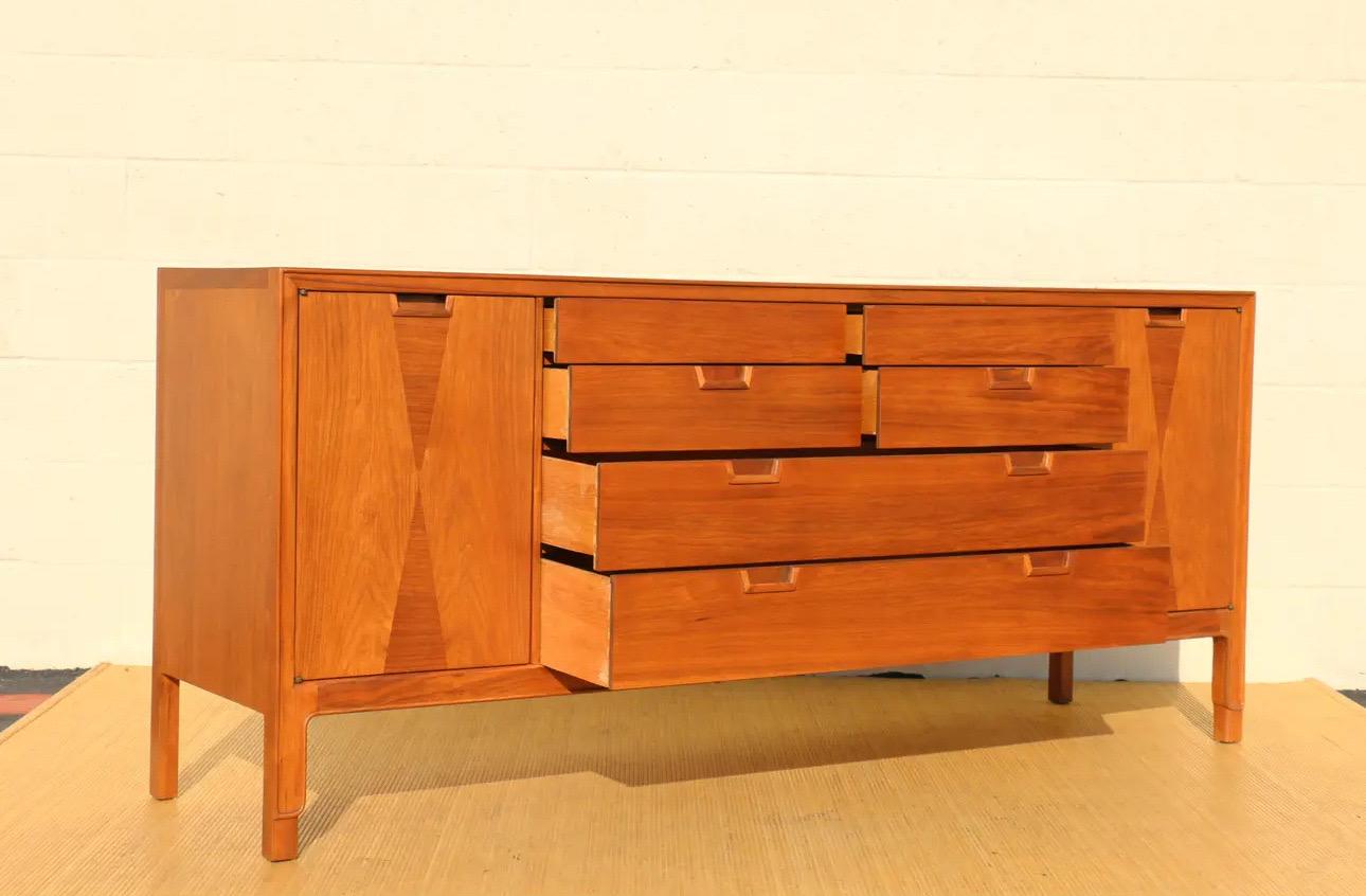 Mid-Century moderno Comò a 14 cassetti in noce della Collection John's 1960 Stuart in vendita