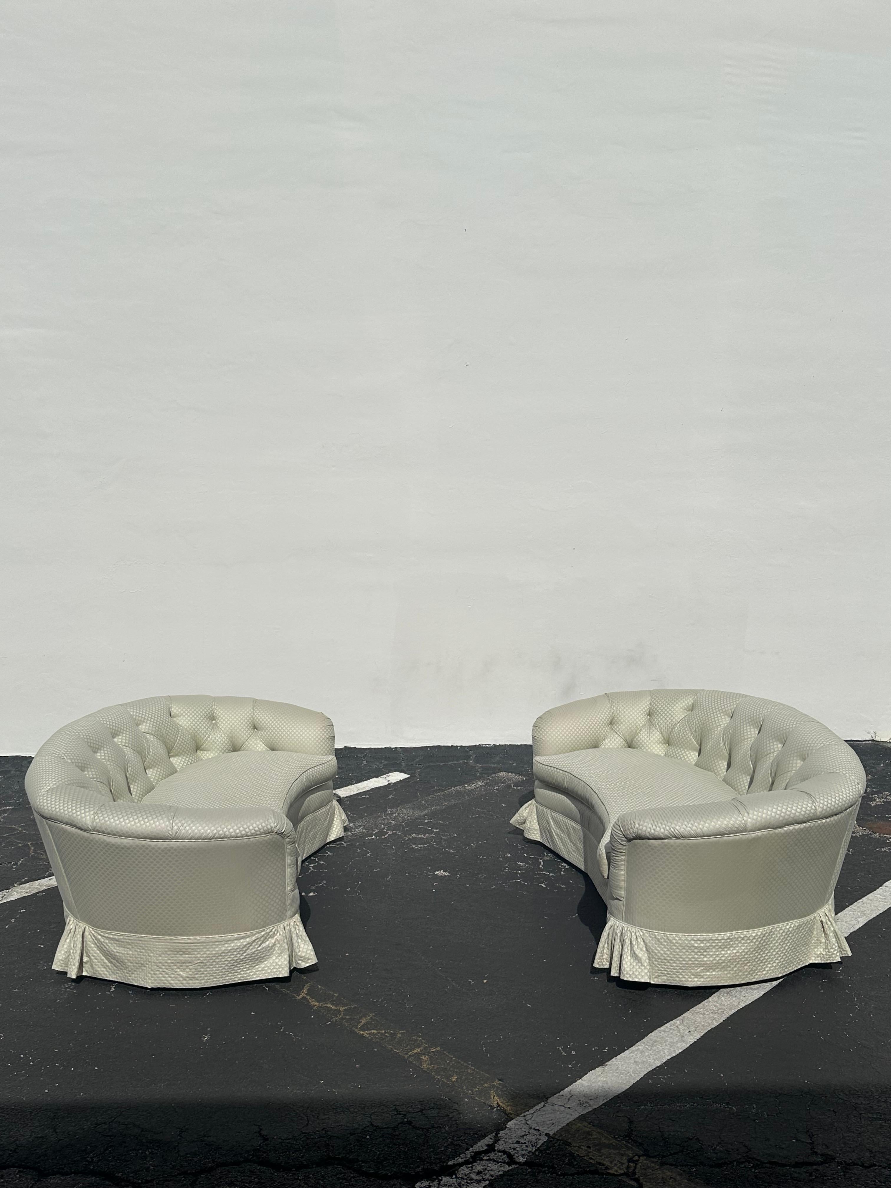 Mid-Century Modern 1960 I John Widdicomb Kidney Immaculate Green Beige Sofa Loveseats, Set of 2 en vente