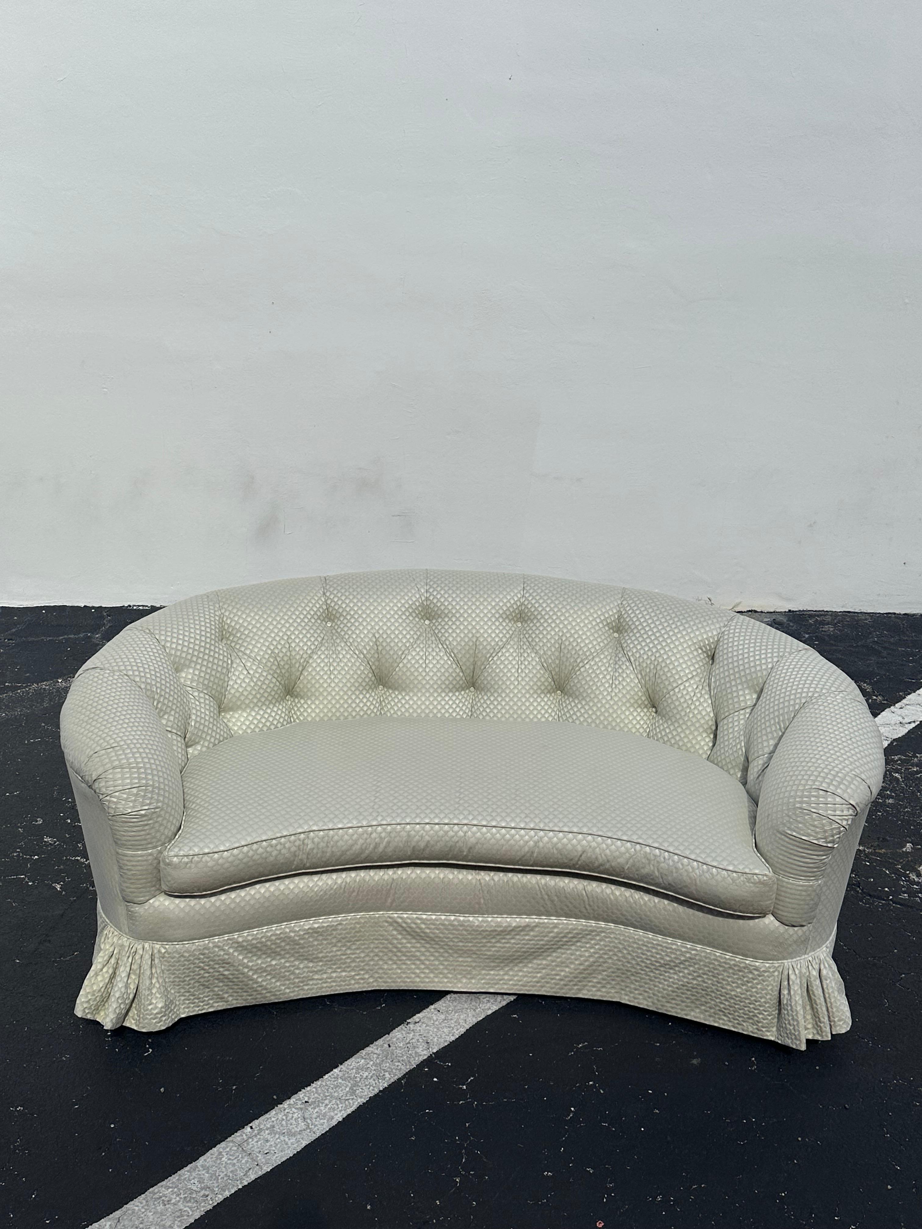 Milieu du XXe siècle 1960 I John Widdicomb Kidney Immaculate Green Beige Sofa Loveseats, Set of 2 en vente