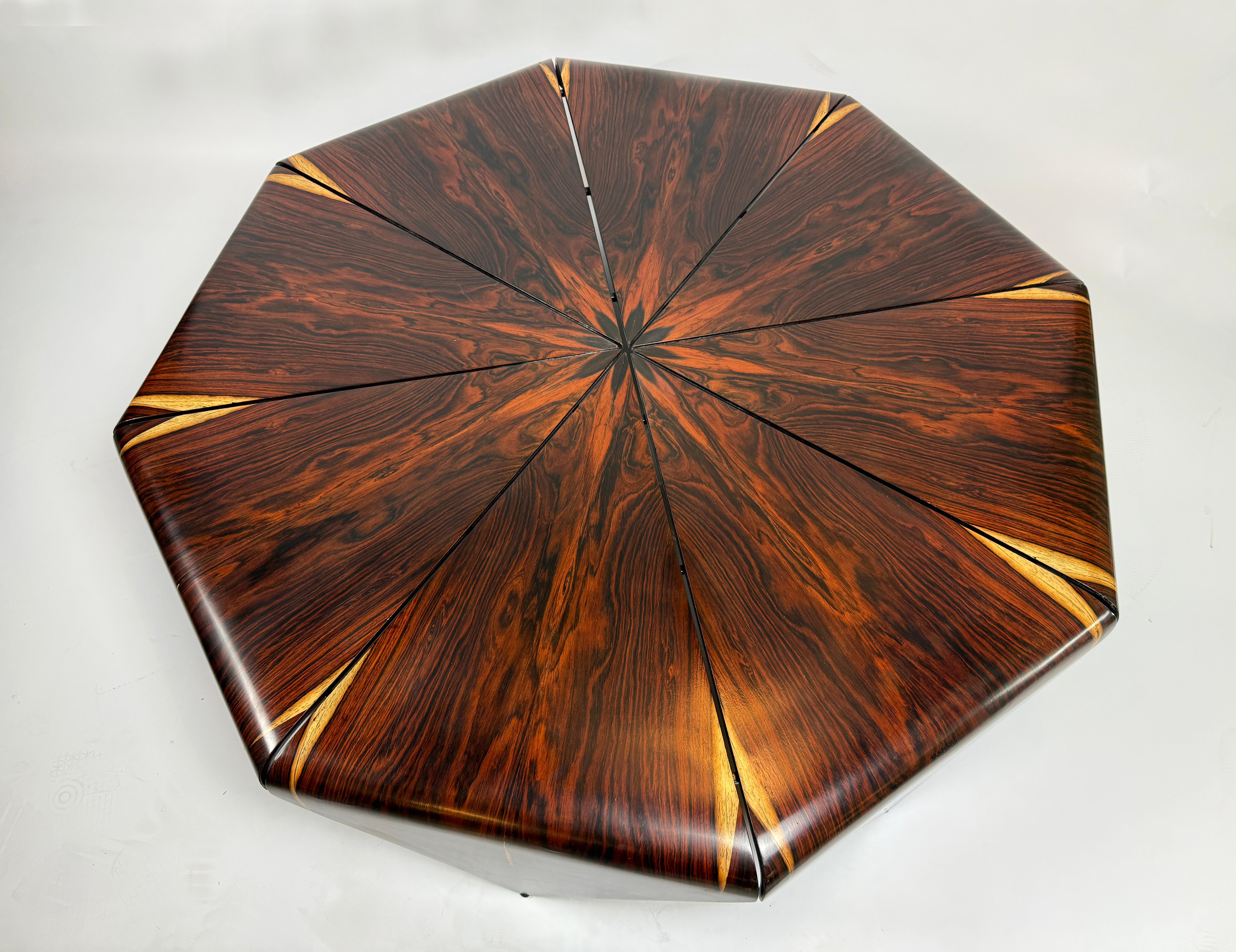 Icónica Mesa de centro PETALAS de Jorge Zalszupin (Brasil, hacia 1960).
Mesa central de metal lacado y contrachapado moldeado chapado en madera. Con ocho 