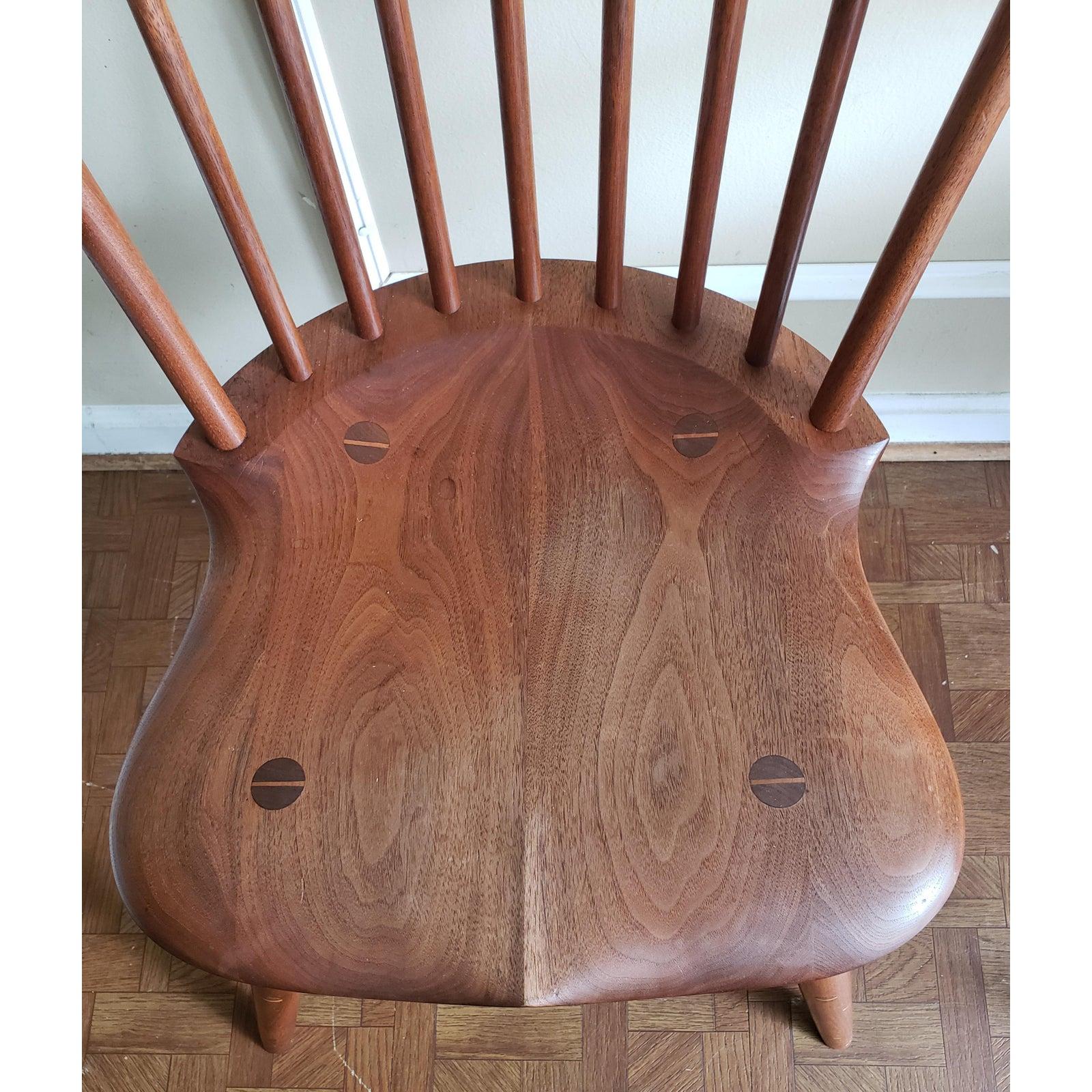 JOs Custom Walnut Windsor side chair. Excellent condition. Vintage of 1970s. Hand rubbed finshed throughout. Measures 17