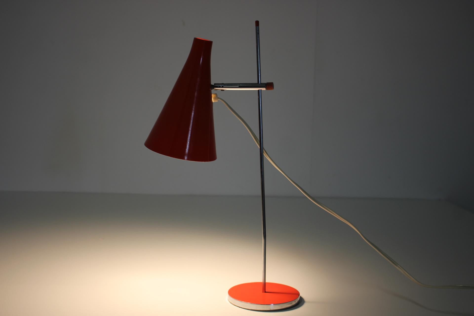Lampe de bureau rouge Josef Hurka des années 1960, Tchécoslovaquie Bon état - En vente à Praha, CZ