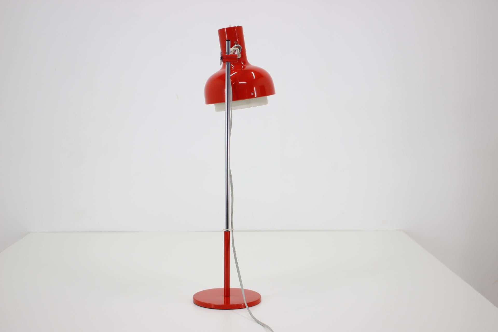 Lampe de bureau rouge Josef Hurka des années 1960, Tchécoslovaquie Bon état - En vente à Praha, CZ