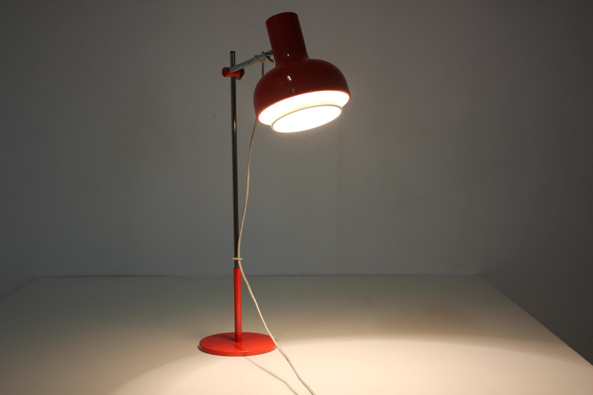 Métal Lampe de bureau rouge Josef Hurka des années 1960, Tchécoslovaquie en vente