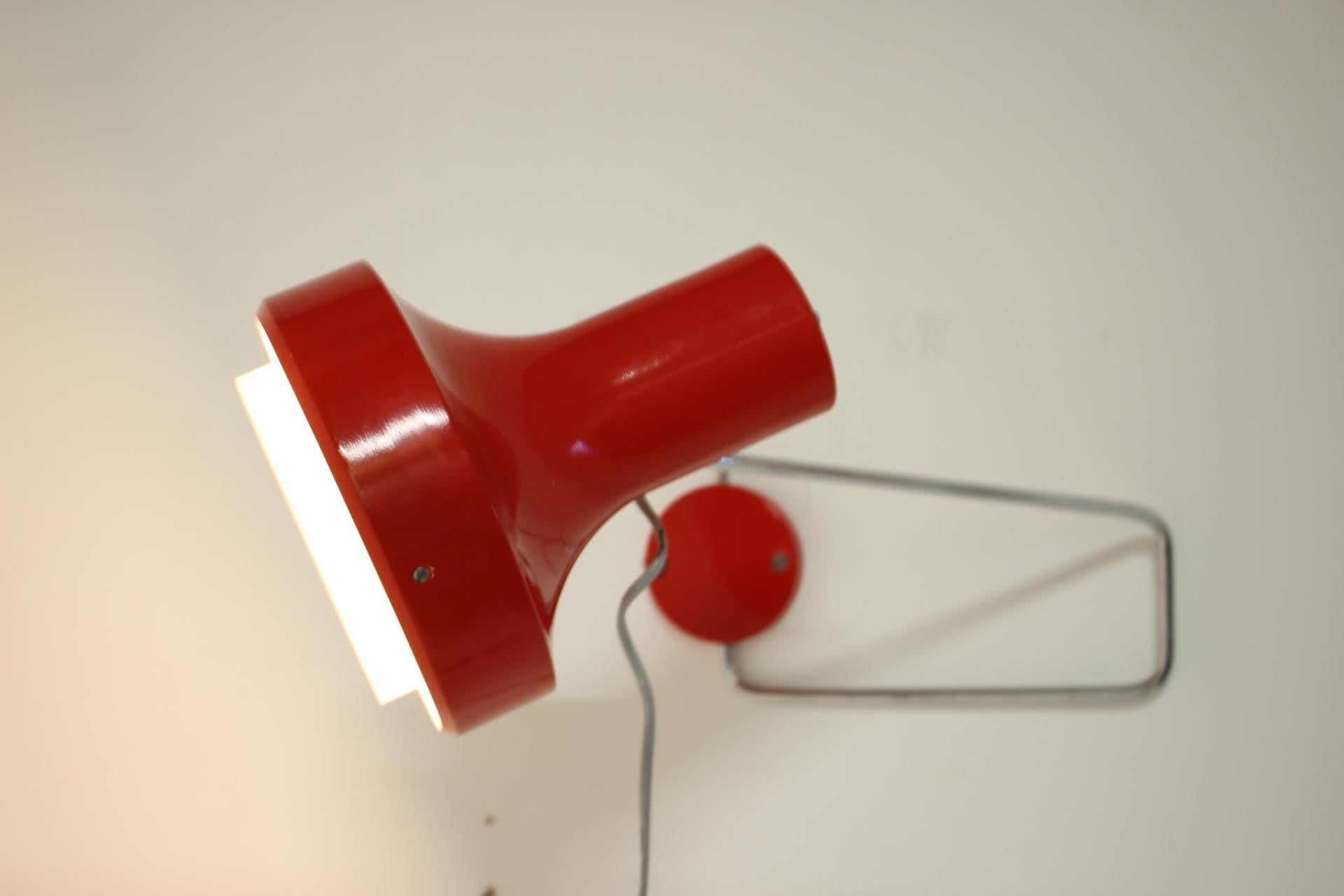 Rote Wandlampe von Josef Hurka aus den 1960er Jahren, Tschechoslowakei im Zustand „Starke Gebrauchsspuren“ im Angebot in Praha, CZ