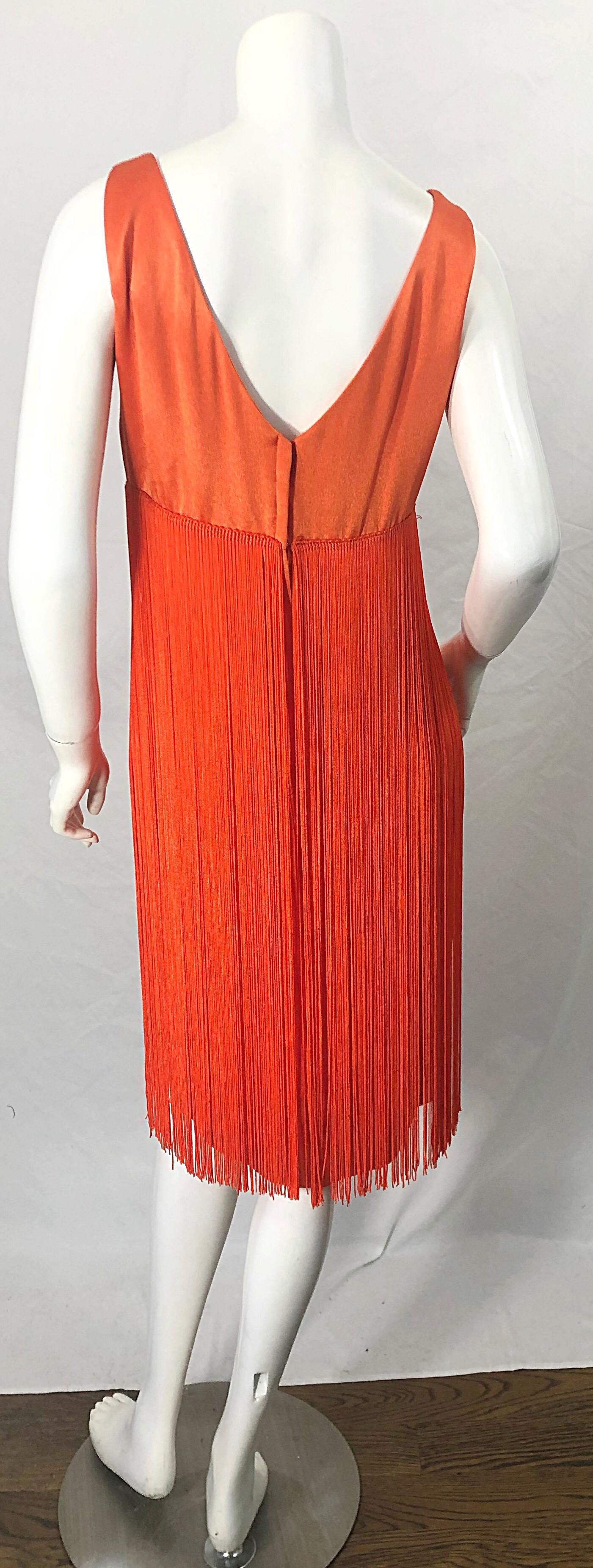 Rouge Joseph Magnin - Robe de soirée vintage orange fluo entièrement à franges, années 1960 en vente