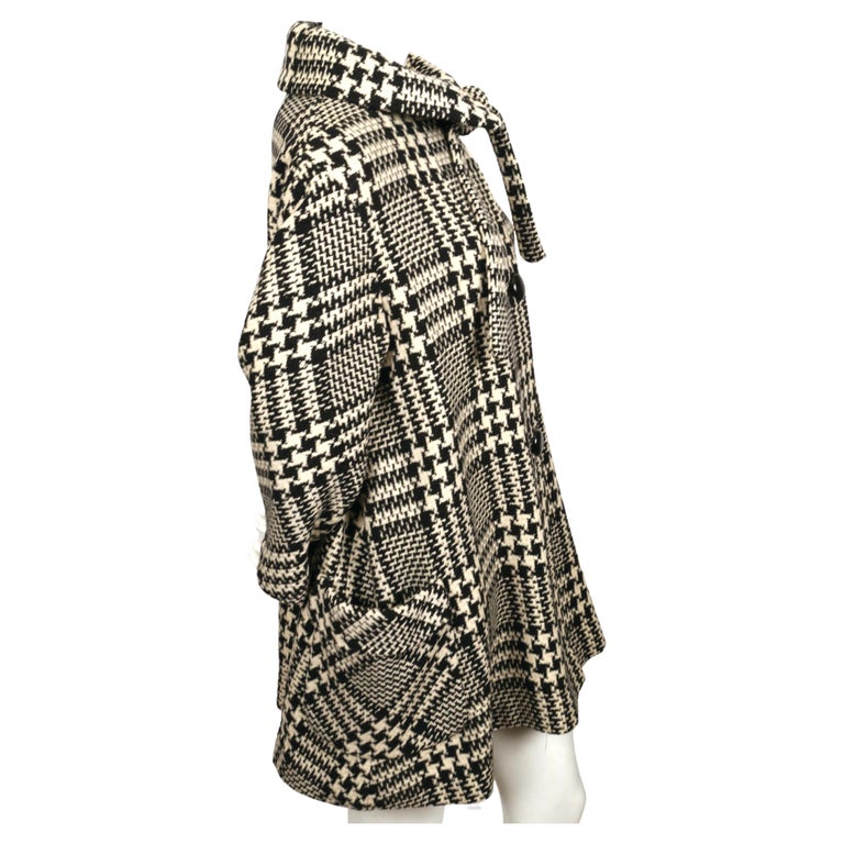 1960's JOSEPH MAGNIN wool houndstooth swing coat with neck tie & skirt For Sale 3