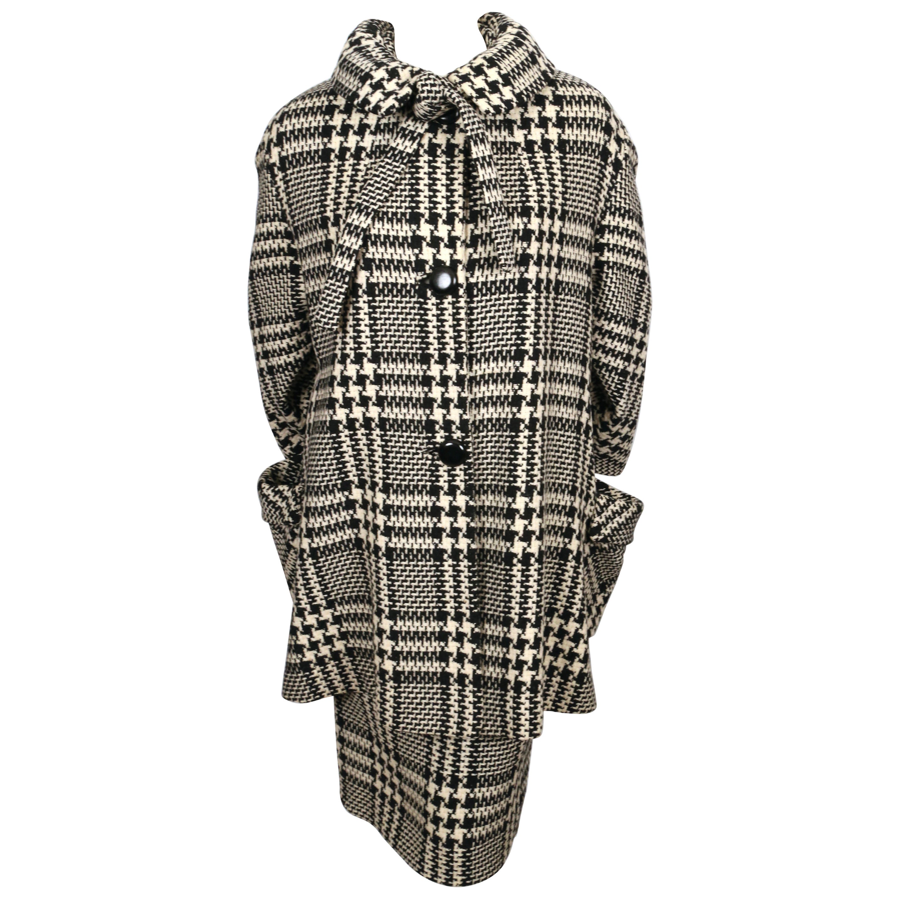 1960 Abrigo de pata de gallo de lana JOSEPH MAGNIN con corbata y falda