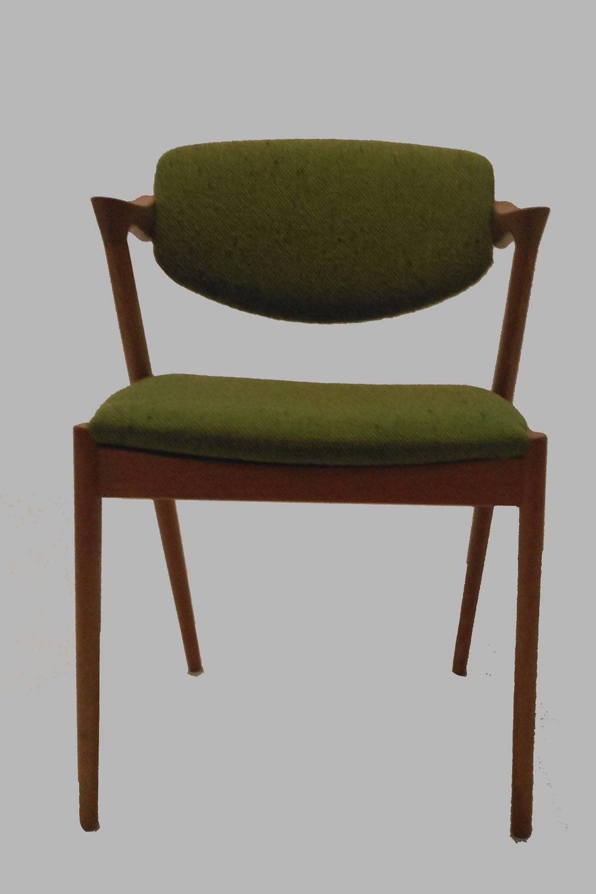 12 Esszimmerstühle aus Eiche Modell 42 mit drehbarer Rückenlehne von Kai Kristiansen für Schous Møbelfabrik.

Die Stühle haben Kai Kristiansens typisches, leichtes und elegantes Design, das sie leicht in Ihr Zuhause einfügen lässt,

Die Stühle