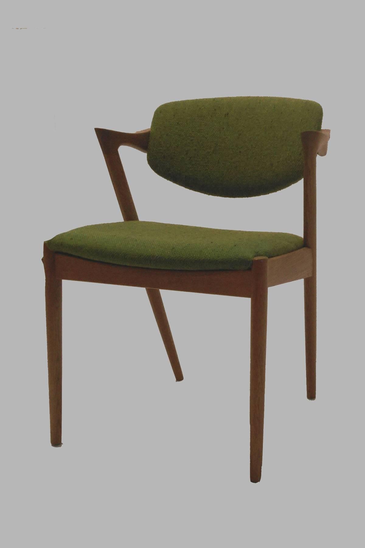 Kai Kristiansen Zwölf neu lackierte Esszimmerstühle in Eiche, Inc.-Polsterung (Skandinavische Moderne) im Angebot