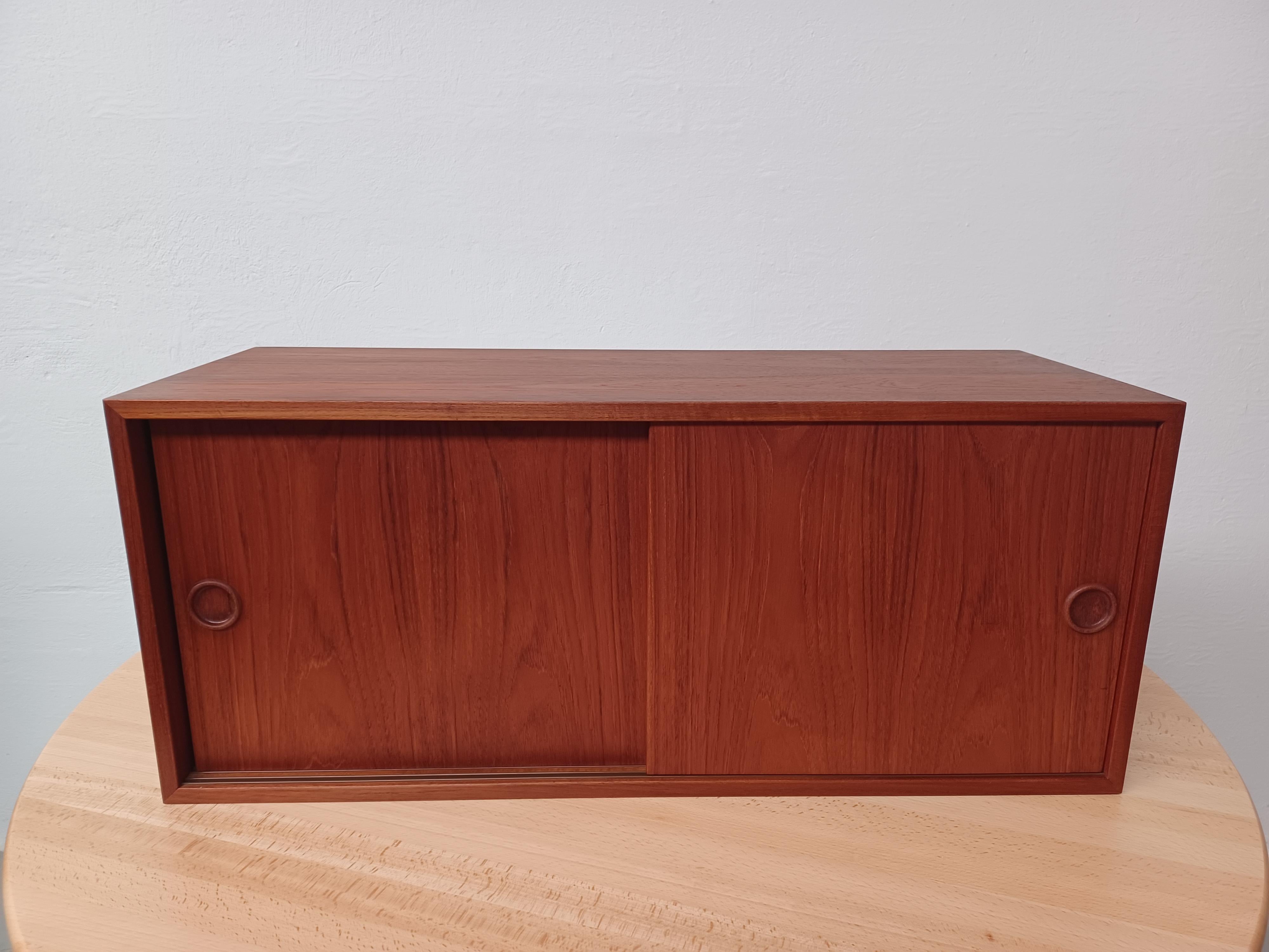 Armoire murale en teck de Kai Kristiansen des années 1960 par Feldballe Mobelfabrik

Meuble en teck pour le système d'étagères iconique classique de Kai Kristiansens, avec les crochets de fixation d'origine intacts pour les rails muraux.
Le meuble