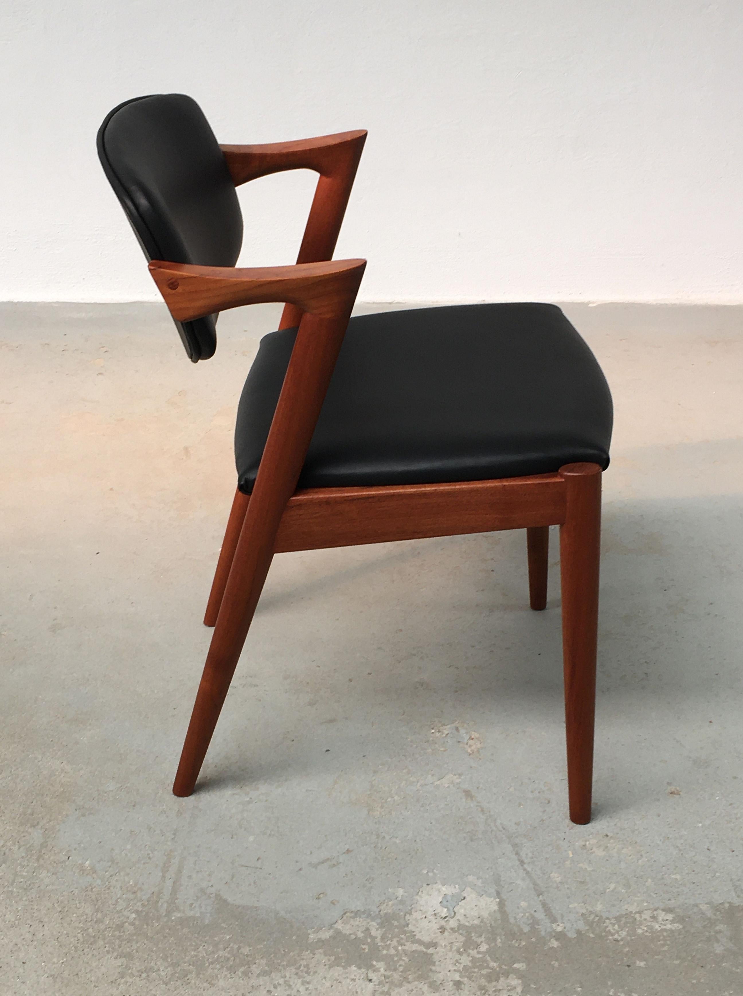 1960s Kai Kristiansen Eight Restaurated Customizable Model 42 Teak Dining Chairs en vente 2