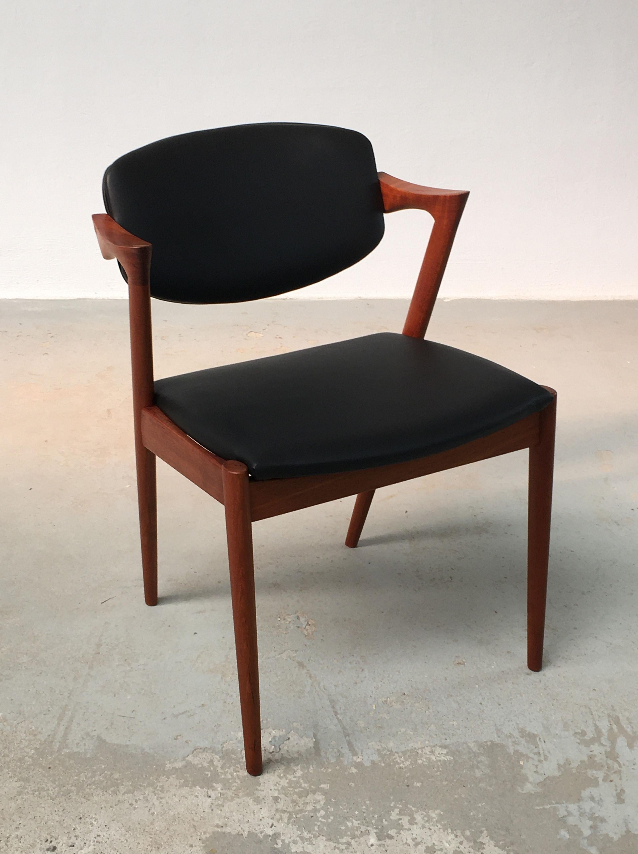 1960s Kai Kristiansen Eight Restaurated Customizable Model 42 Teak Dining Chairs en vente 3