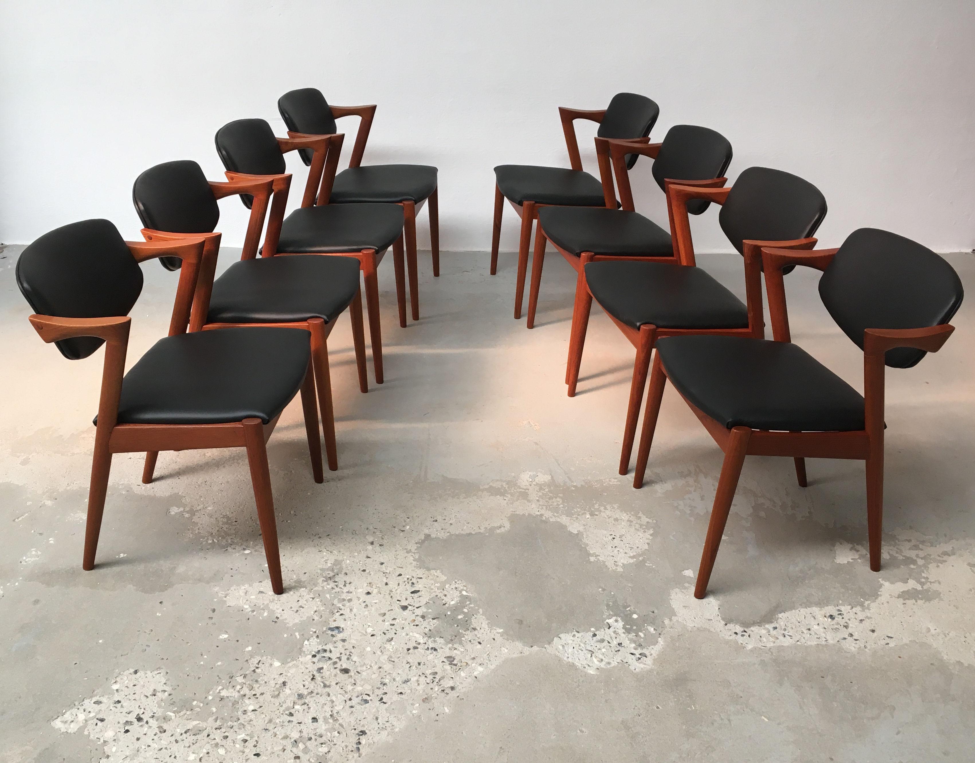 1960s Kai Kristiansen huit chaises de salle à manger en teck modèle 42 restaurées et personnalisables Ensemble de huit chaises de salle à manger en teck des années 1960 entièrement restaurées Schous Møbelfabrik.

Les chaises ont le design léger et