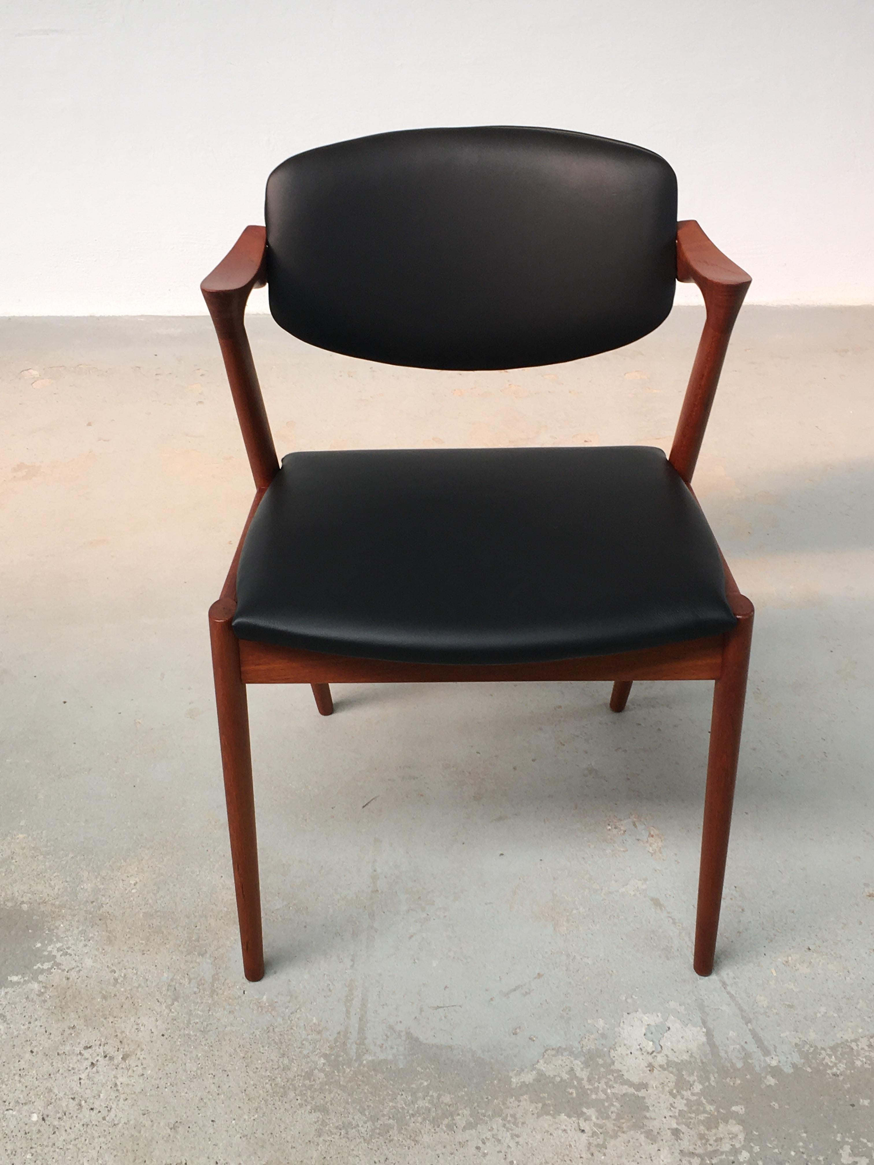 Scandinave moderne 1960s Kai Kristiansen Eight Restaurated Customizable Model 42 Teak Dining Chairs en vente