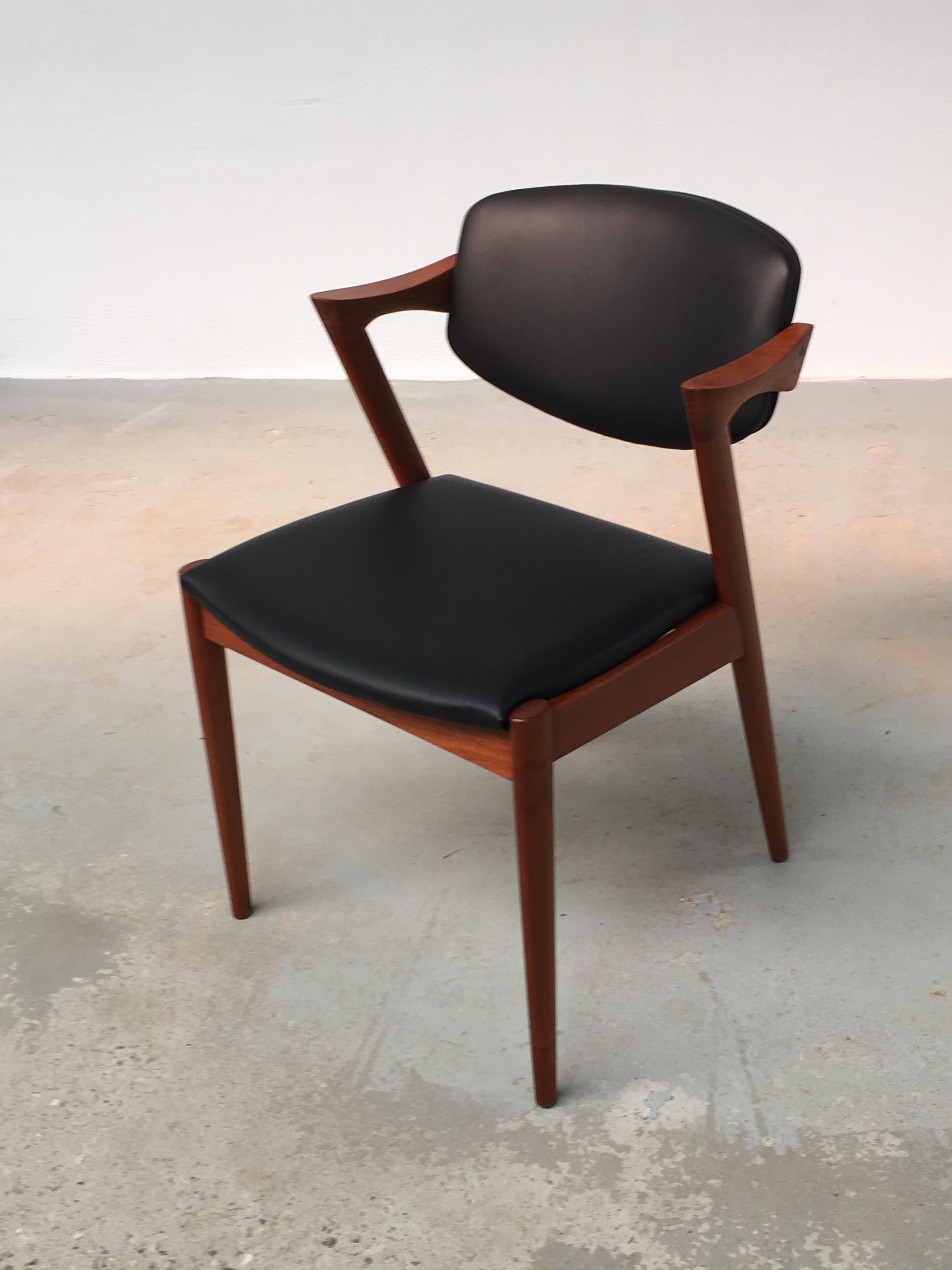 Danois 1960s Kai Kristiansen Eight Restaurated Customizable Model 42 Teak Dining Chairs en vente