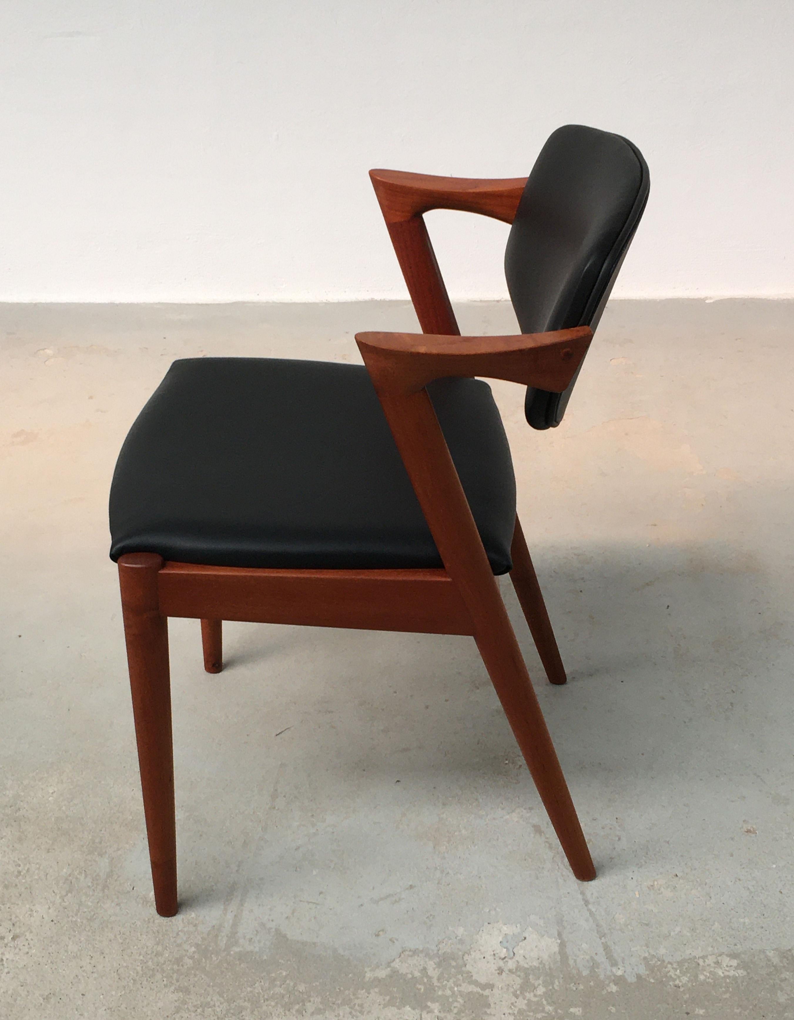 Travail du bois 1960s Kai Kristiansen Eight Restaurated Customizable Model 42 Teak Dining Chairs en vente