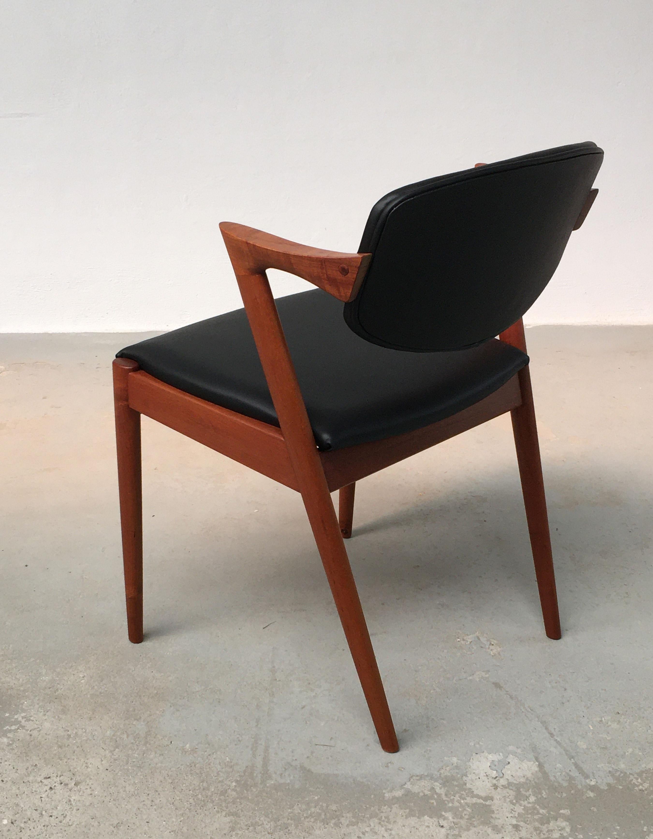 Milieu du XXe siècle 1960s Kai Kristiansen Eight Restaurated Customizable Model 42 Teak Dining Chairs en vente