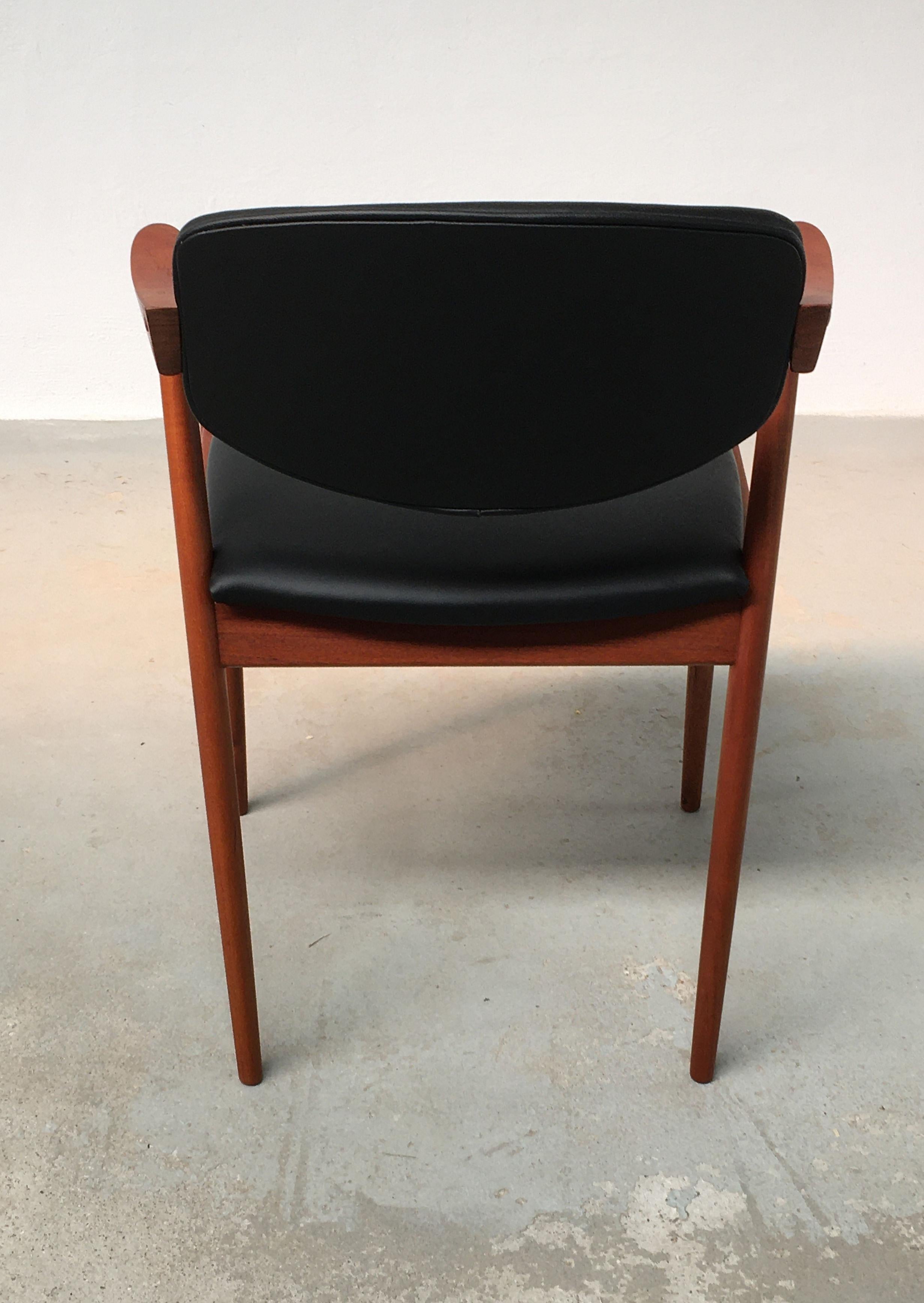 Teck 1960s Kai Kristiansen Eight Restaurated Customizable Model 42 Teak Dining Chairs en vente