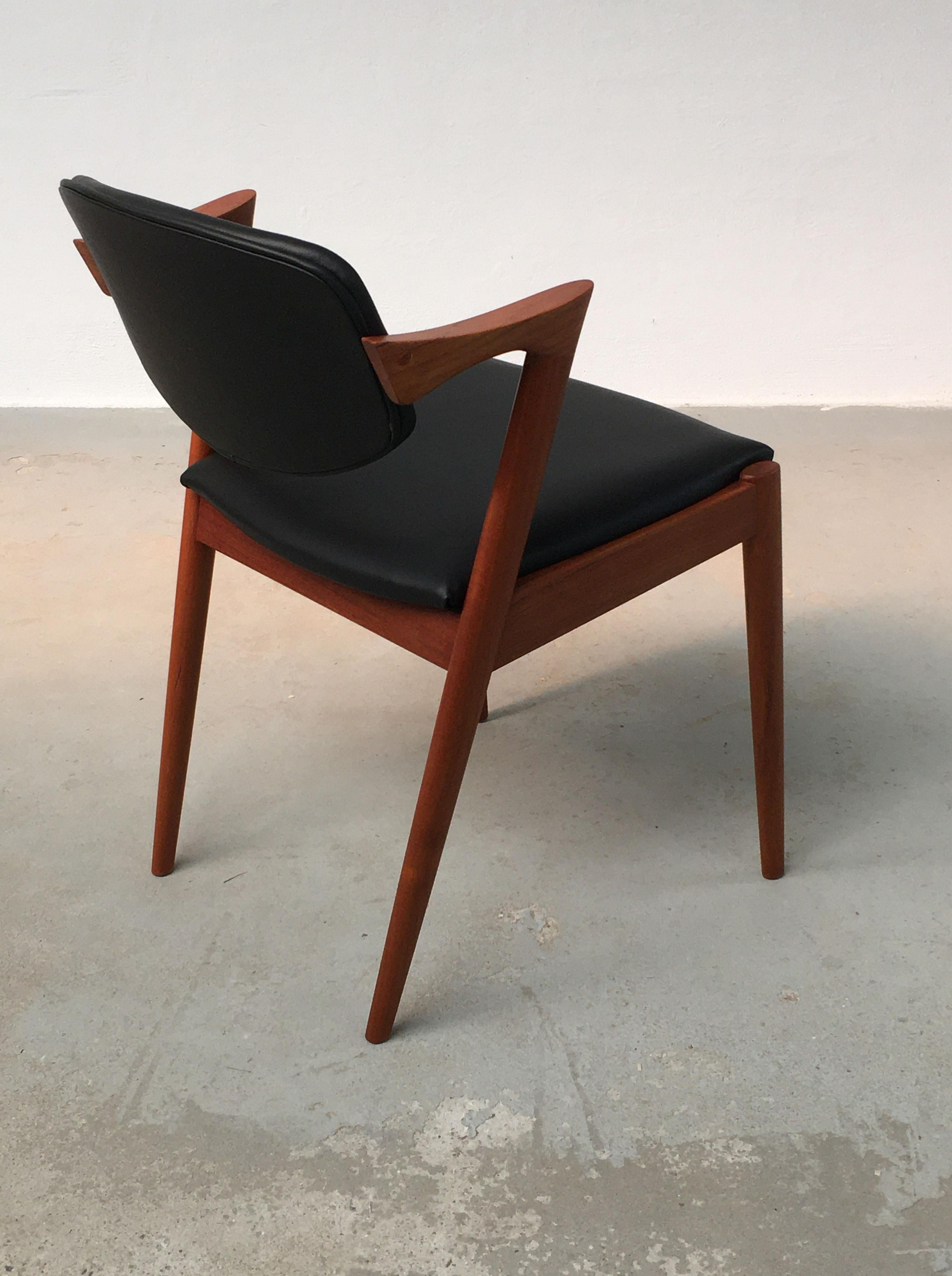 1960s Kai Kristiansen Eight Restaurated Customizable Model 42 Teak Dining Chairs en vente 1