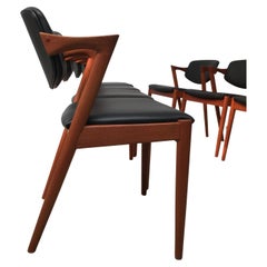 1960 Kai Kristiansen Ocho sillas de comedor de teca restauradas y personalizables Modelo 42