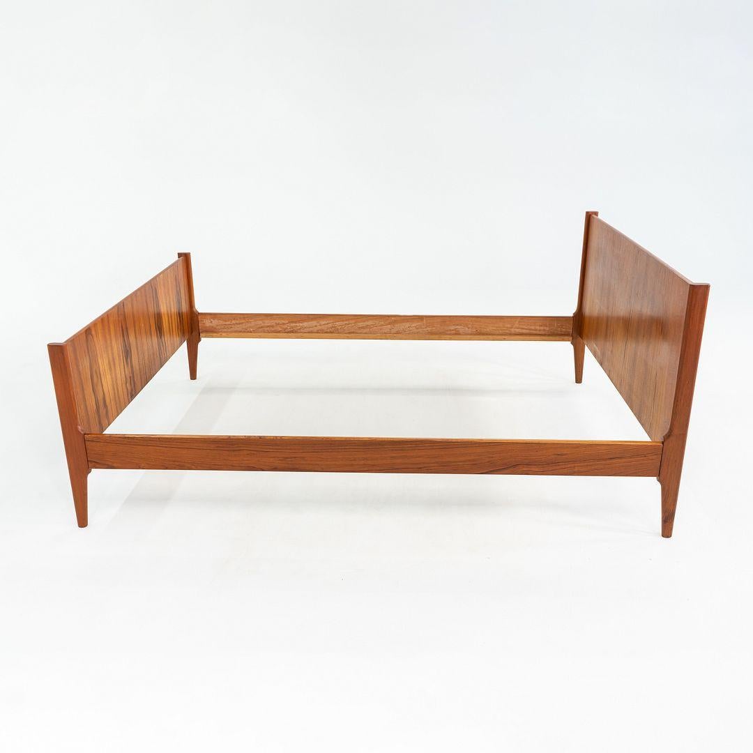Si tratta di un letto a grandezza naturale in teak, progettato da Kai Kristiansen per Dyrlund negli anni Sessanta. Il letto è stato prodotto in Danimarca. Il teak scelto per la parte frontale della testiera e della pediera è stupendo e oserei dire