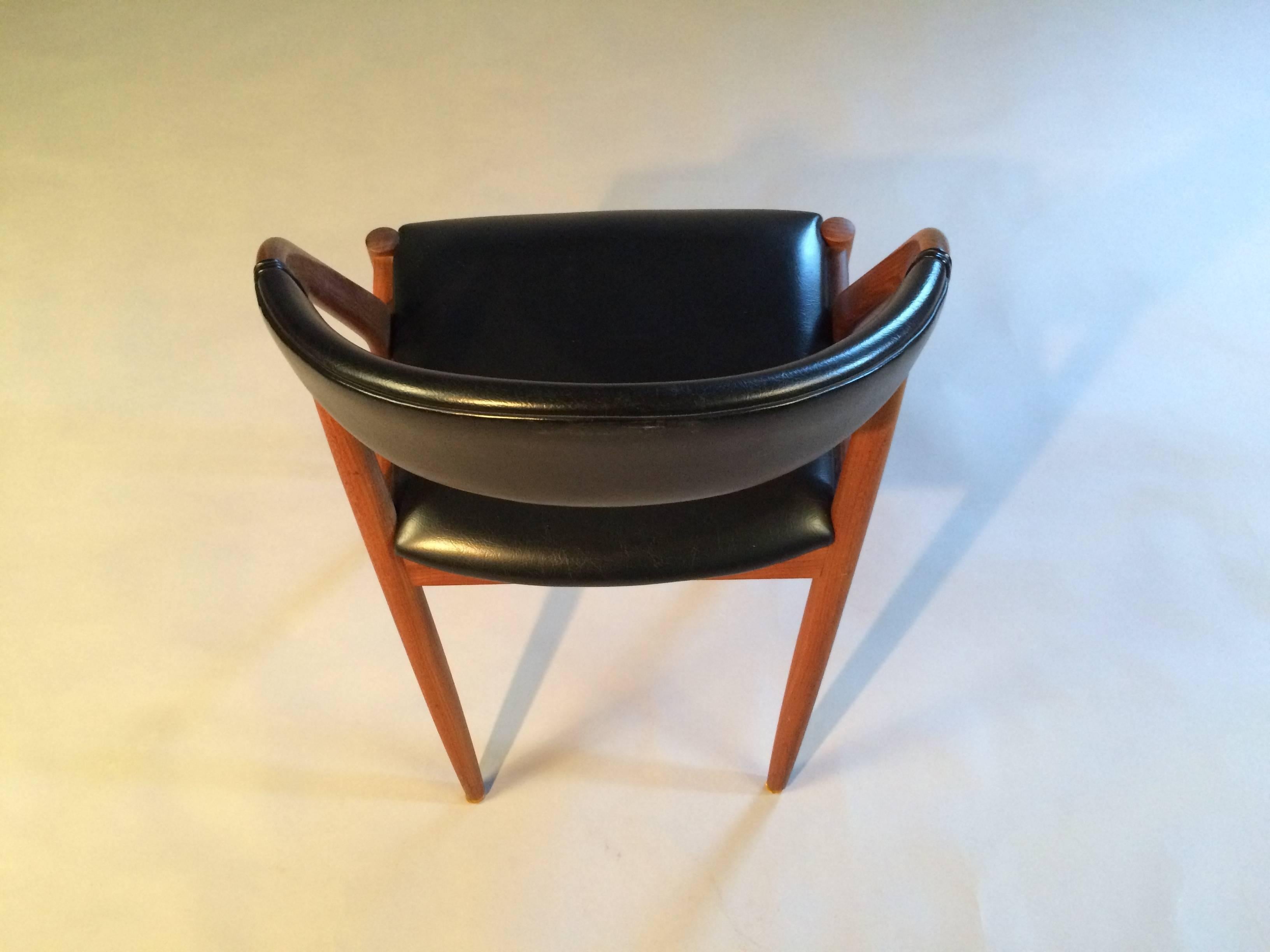 Danois Chaises de salle à manger Kai Kristiansen des années 1960 restaurées en teck et similicuir noir