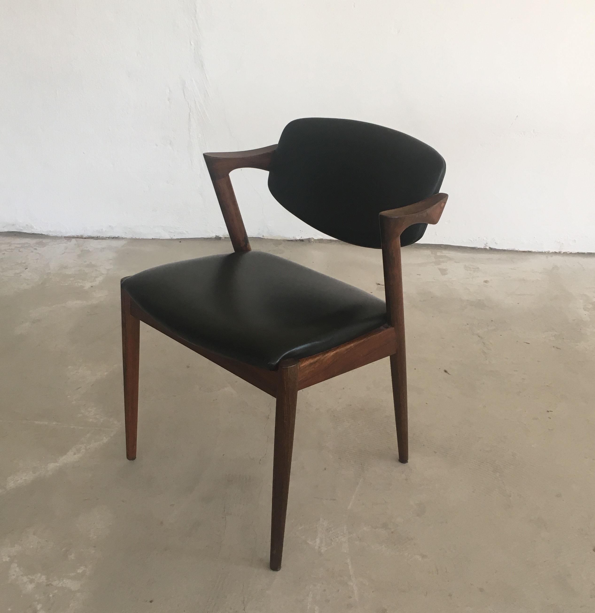 Rosewood dining chair with adjustable swivel backrest by Kai Kristiansen for Schous Møbelfabrik.

The chair have Kai Kristiansens typical light and elegant design that make it fit in easily in your home - a design that was so uniqe that his