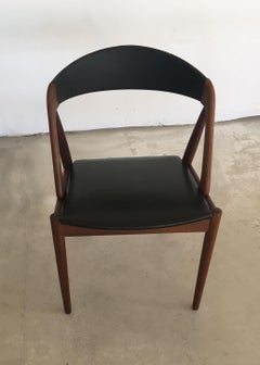 Sedie da pranzo Kai Kristiansen del 1960 completamente restaurate in teak e pelle nera